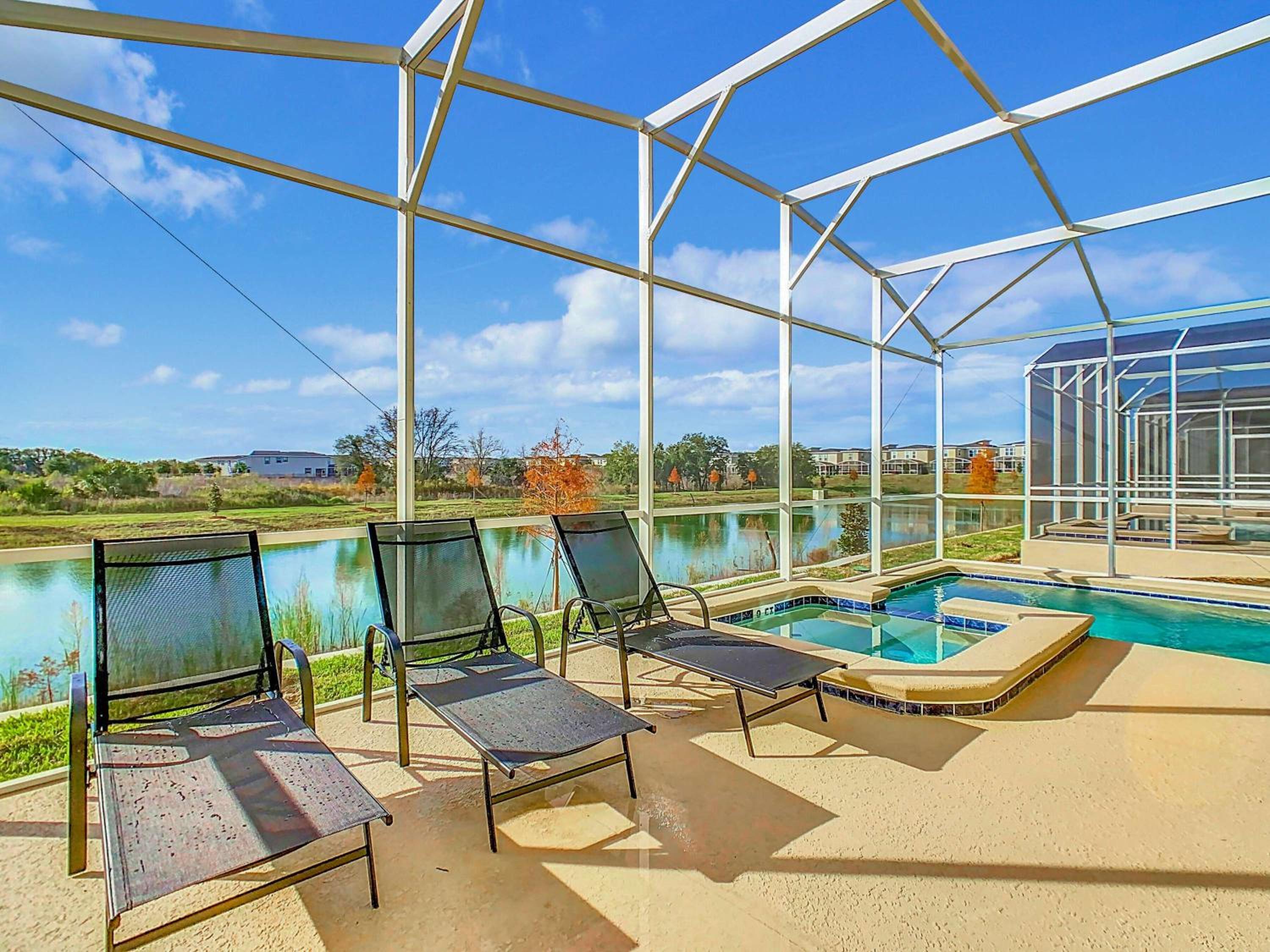 Themed 5BR Lakeview Villa with Pool & Clubhouses
