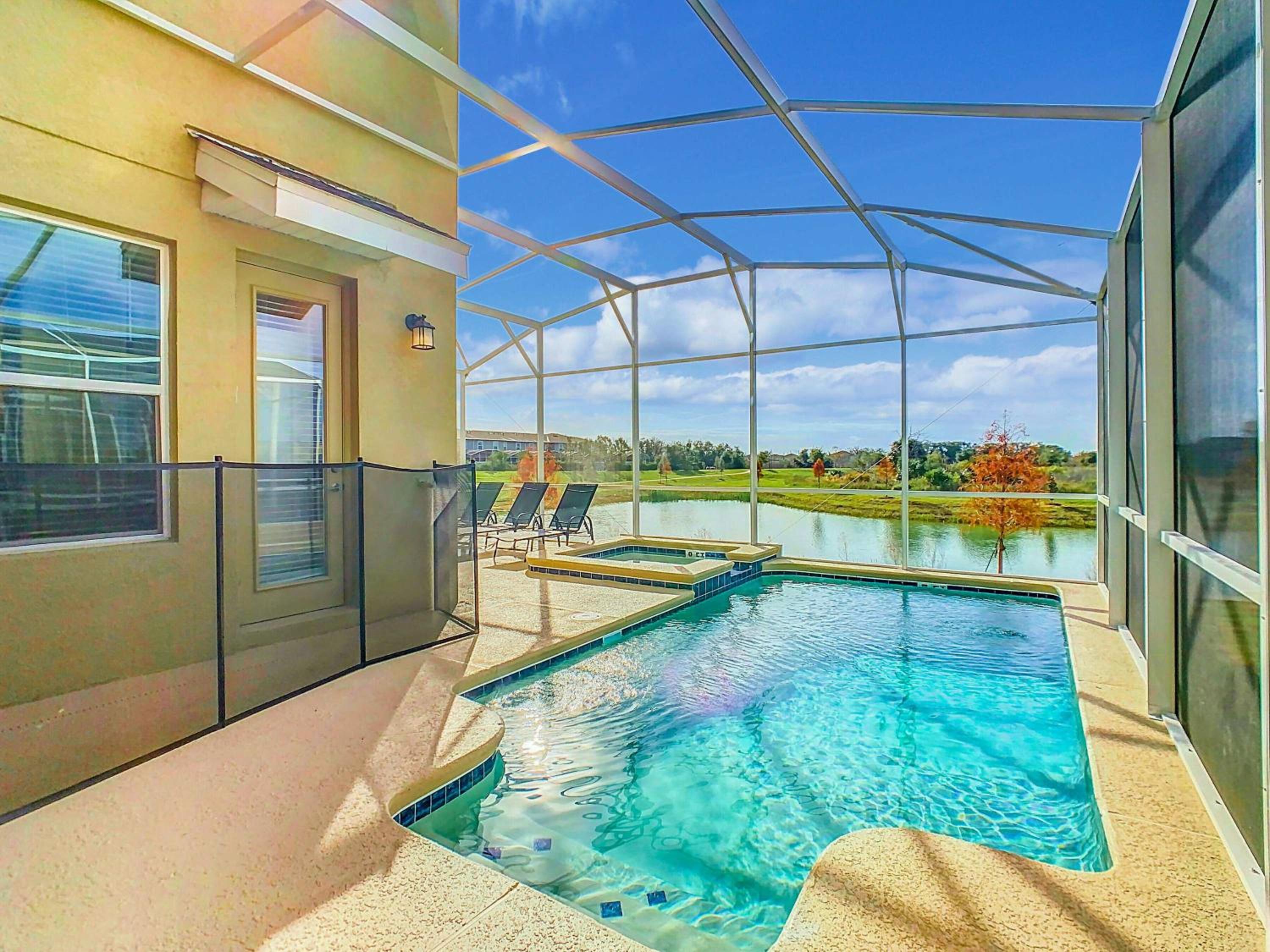 Themed 5BR Lakeview Villa with Pool & Clubhouses