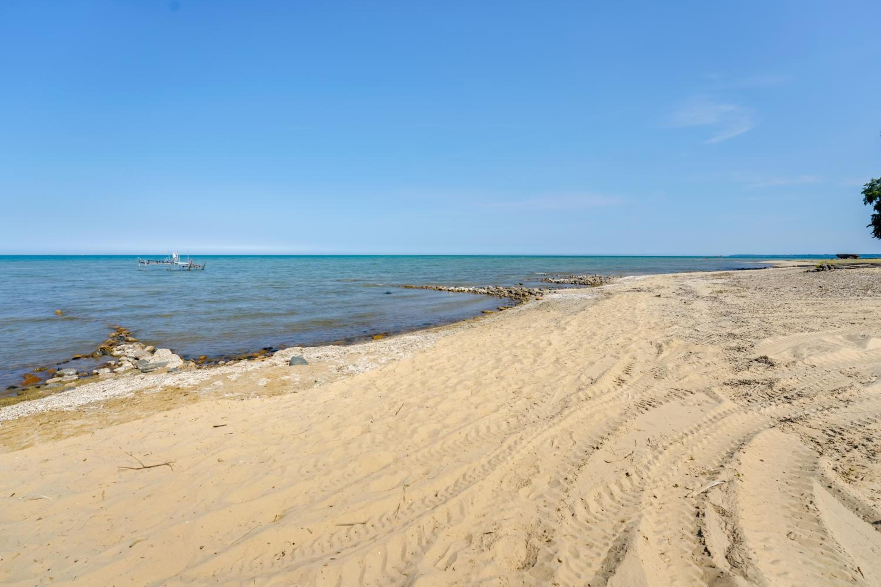 Walk to Beach Access! Chic Port Austin Studio