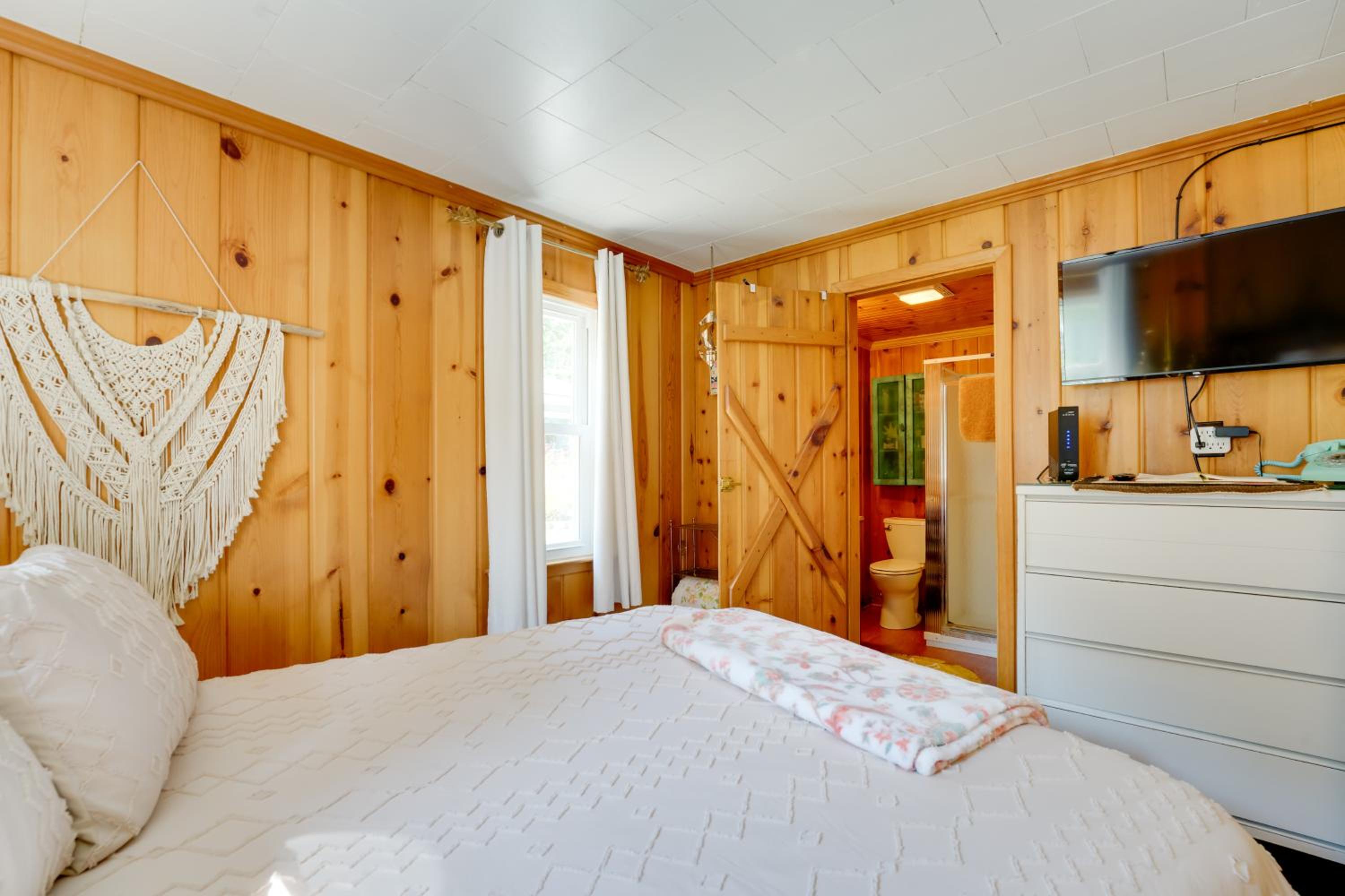 Walk to Beach Access! Chic Port Austin Studio