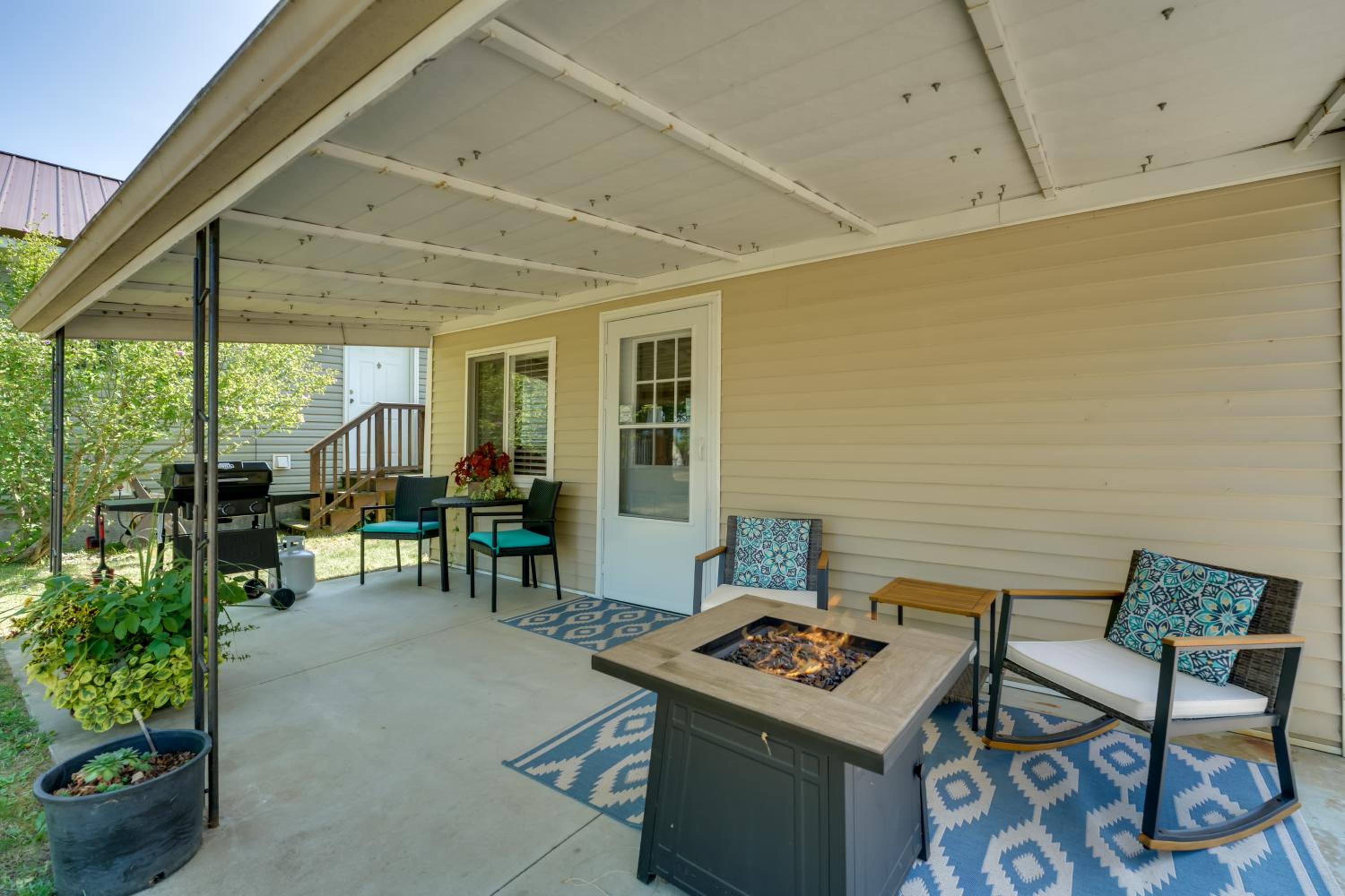 Walk to Beach Access! Chic Port Austin Studio