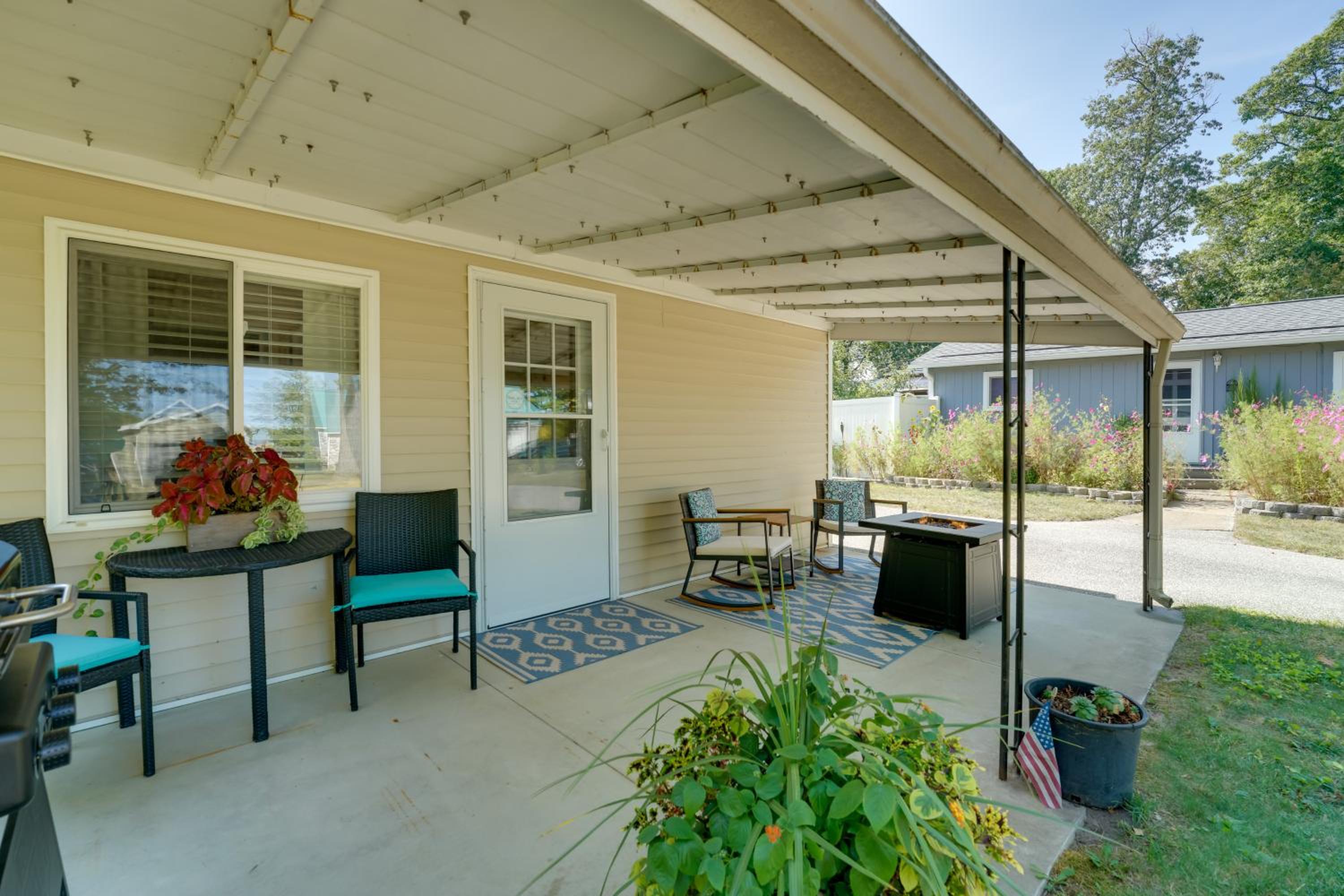 Walk to Beach Access! Chic Port Austin Studio