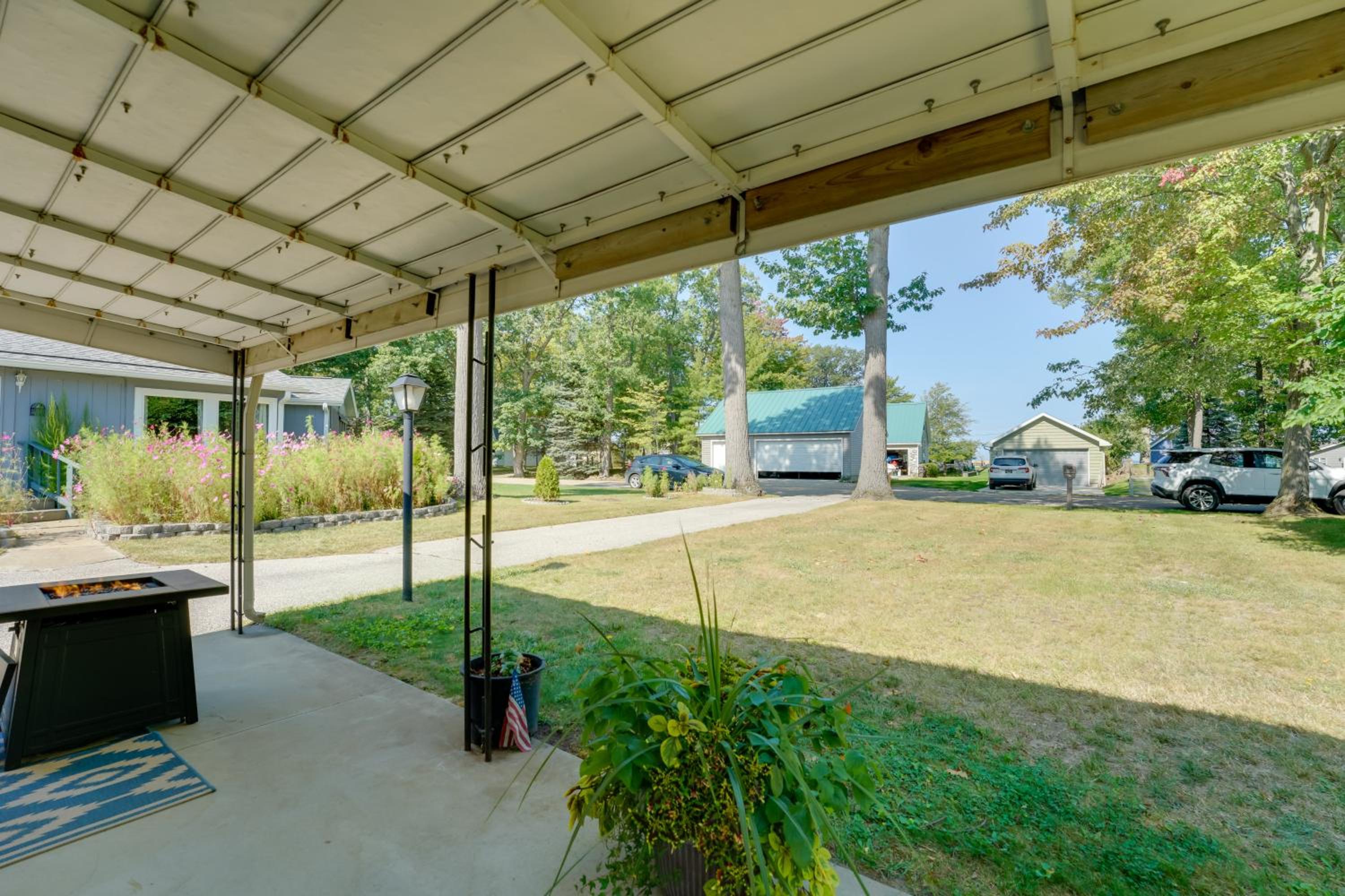Walk to Beach Access! Chic Port Austin Studio
