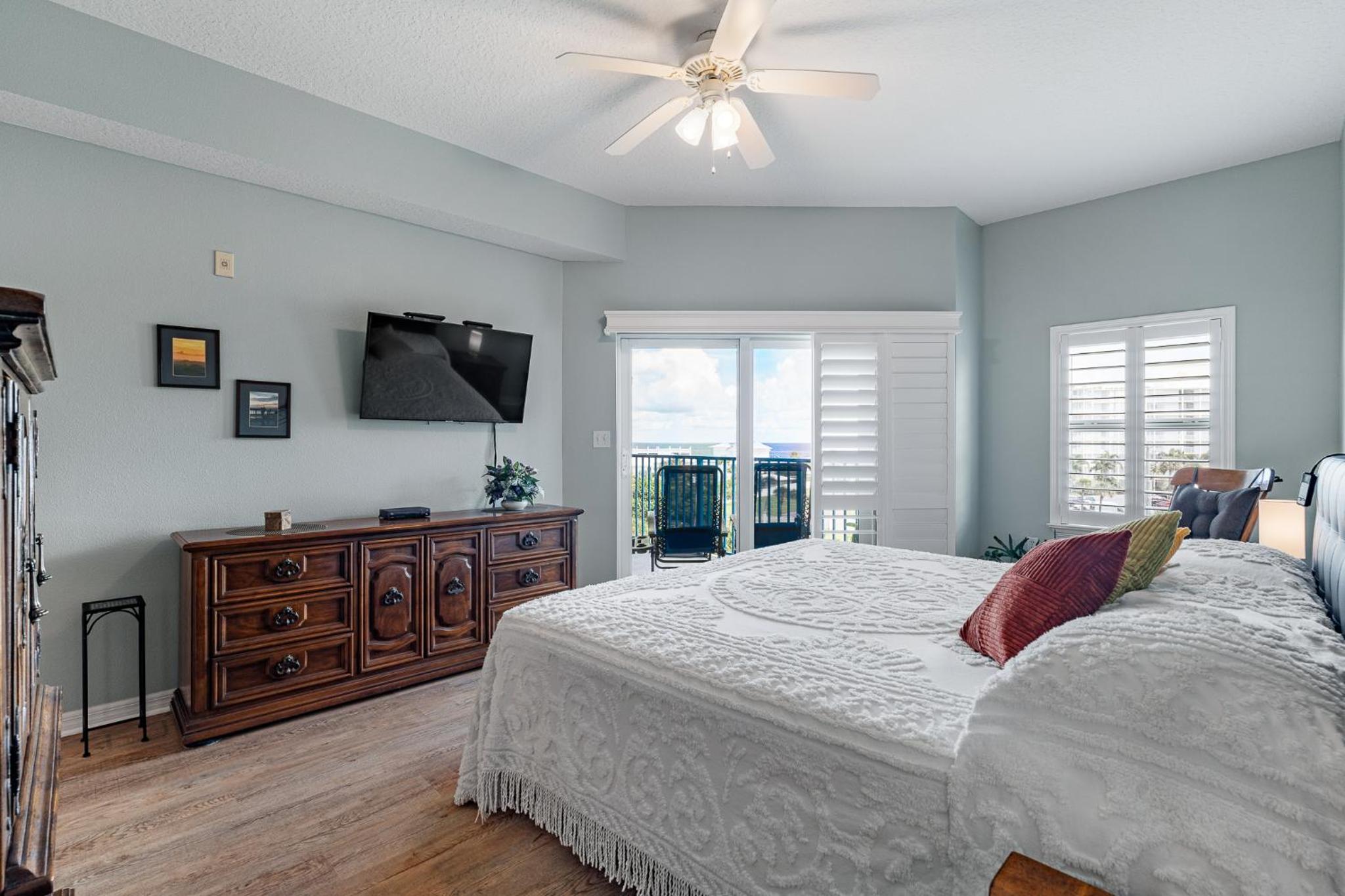 Dog Friendly 3BR Condo Walk to Beach & Pool