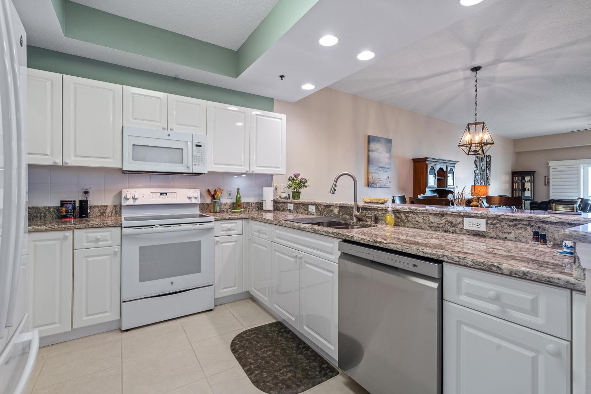 Dog Friendly 3BR Condo Walk to Beach & Pool
