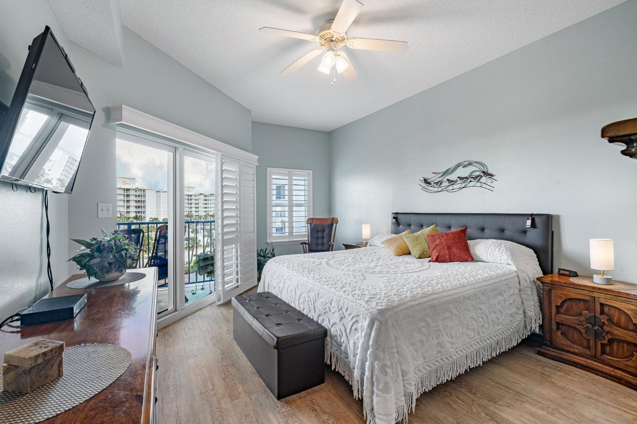 Dog Friendly 3BR Condo Walk to Beach & Pool
