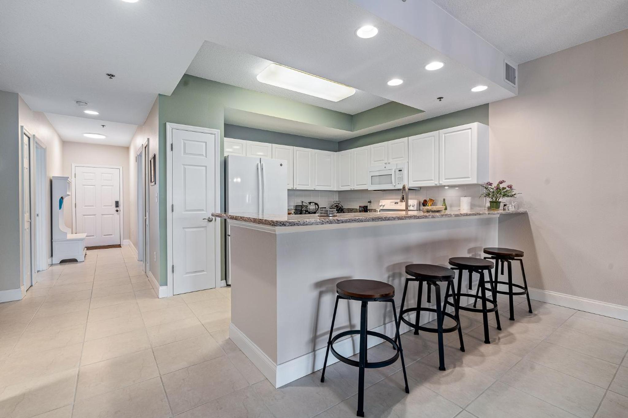 Dog Friendly 3BR Condo Walk to Beach & Pool