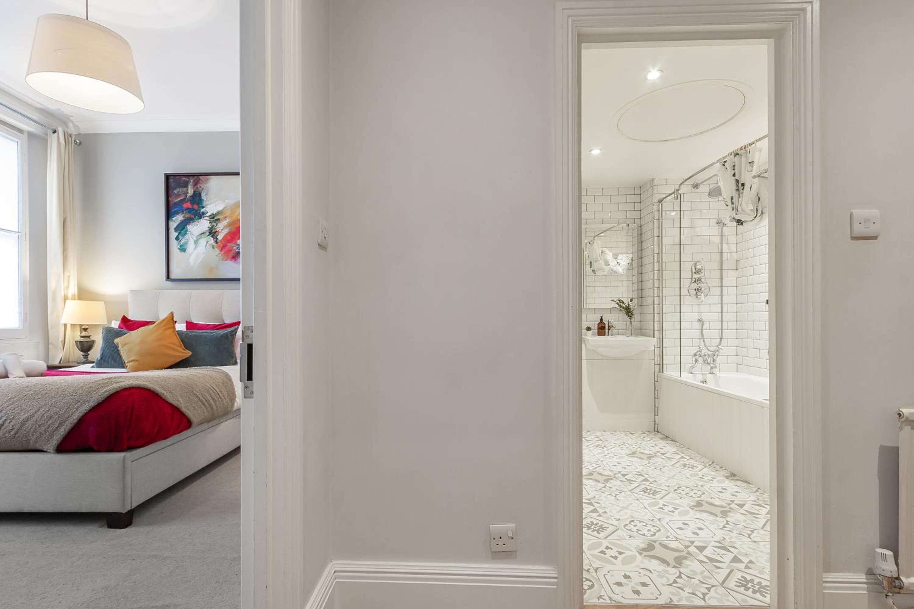 LUXURY Victorian Flat 2 bed 2 bath Flat Sleeps 4 to 7