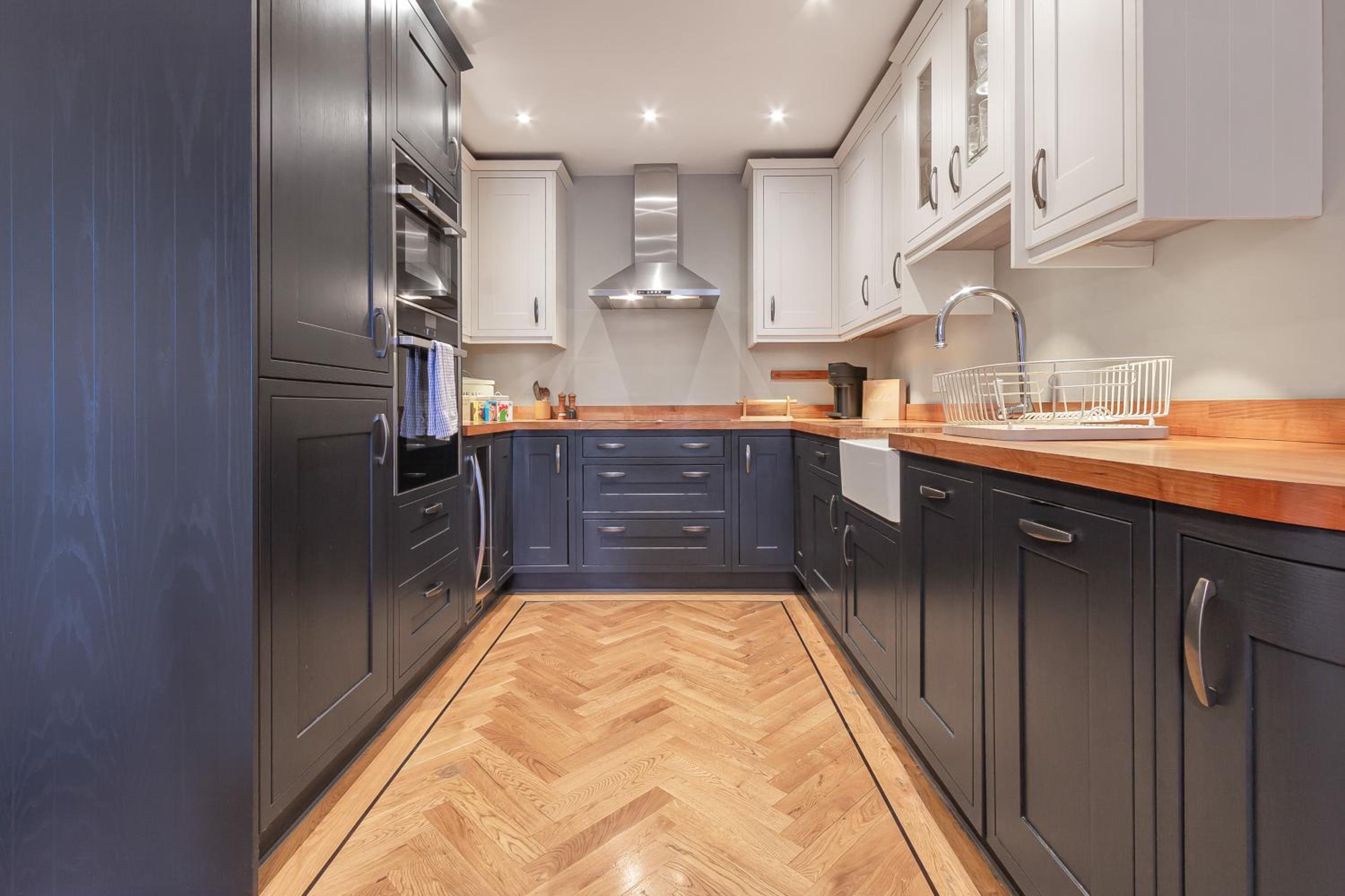 LUXURY Victorian Flat 2 bed 2 bath Flat Sleeps 4 to 7