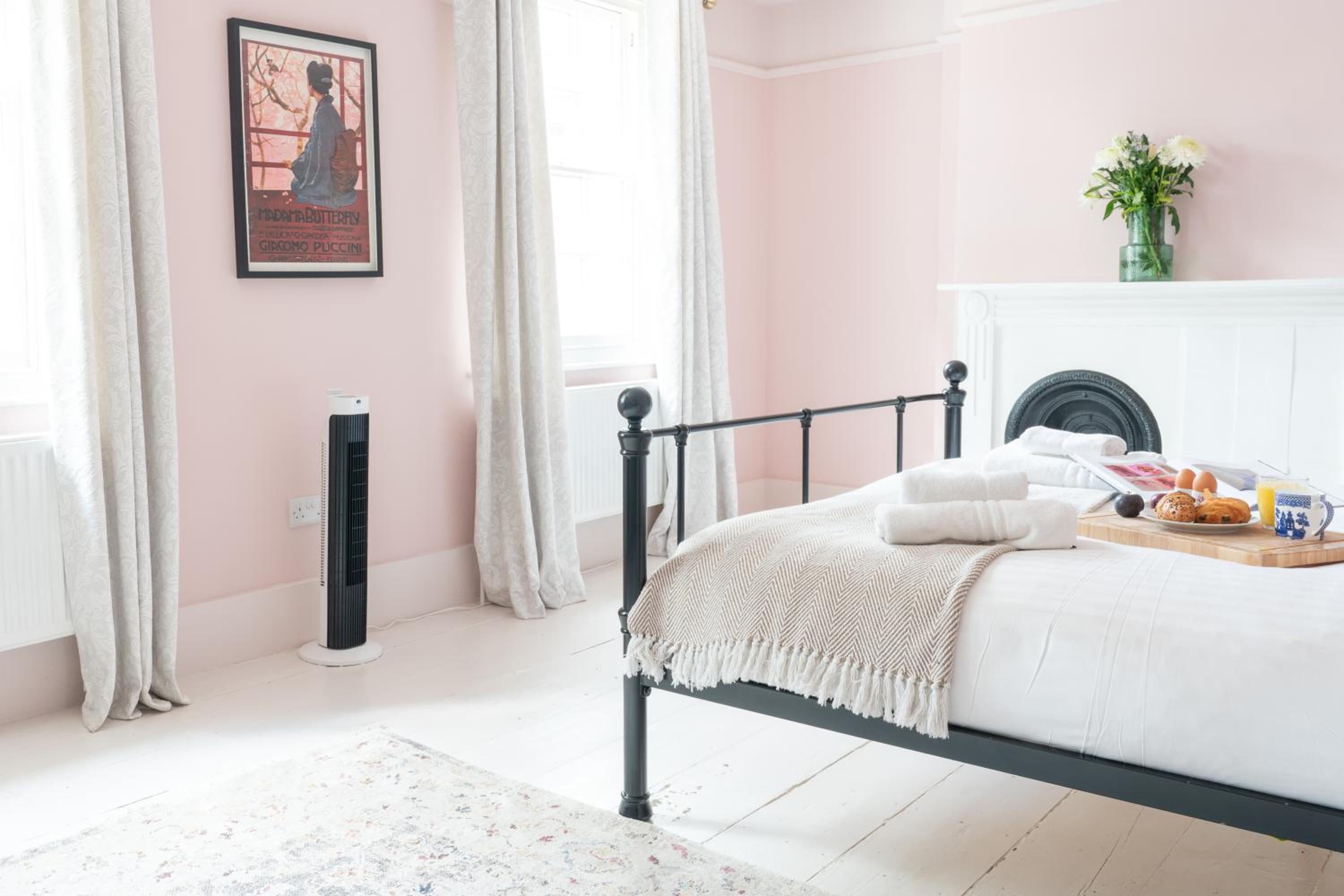 Spacious City-Centre House near Train Station & Business School, with Garden