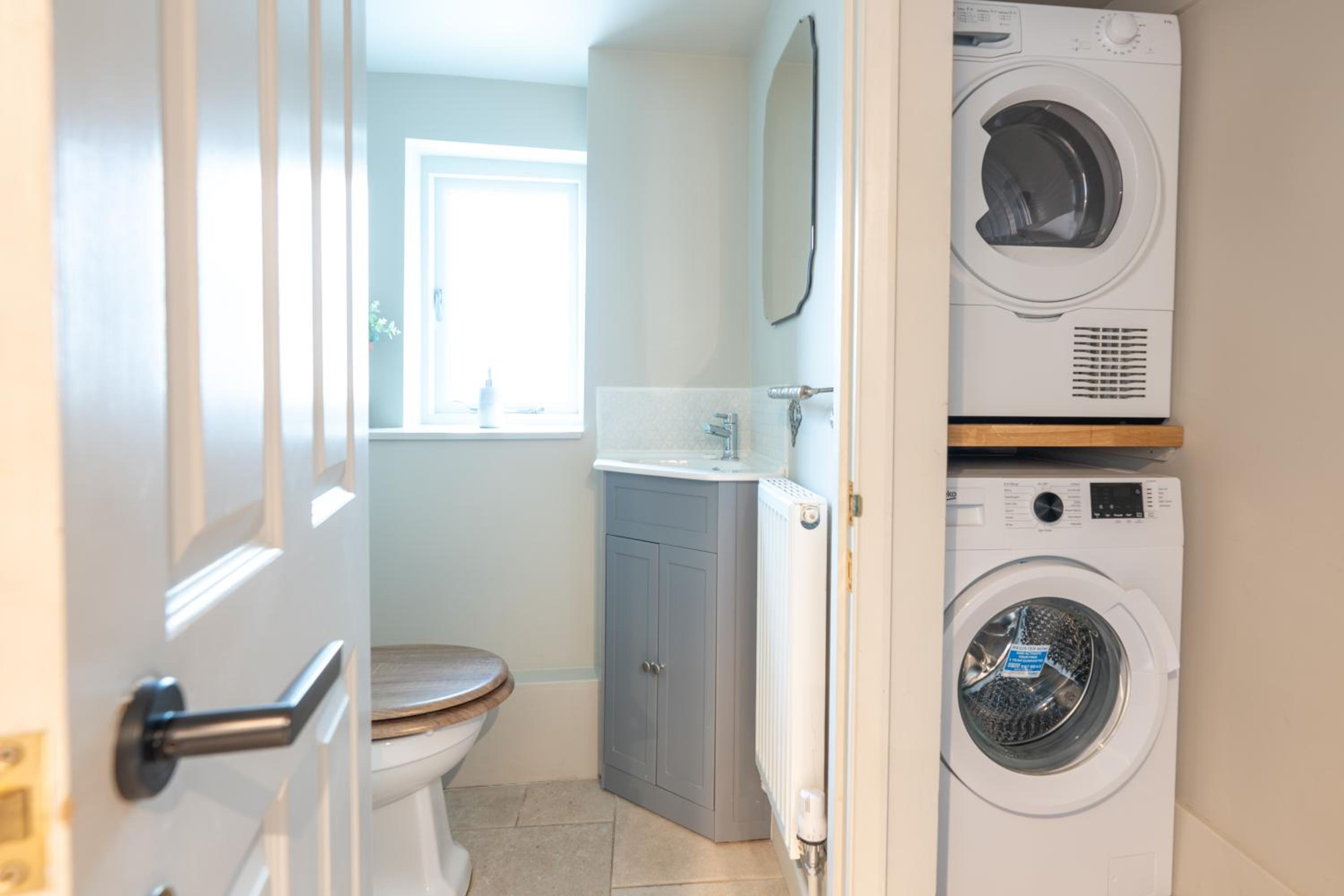 Spacious City-Centre House near Train Station & Business School, with Garden
