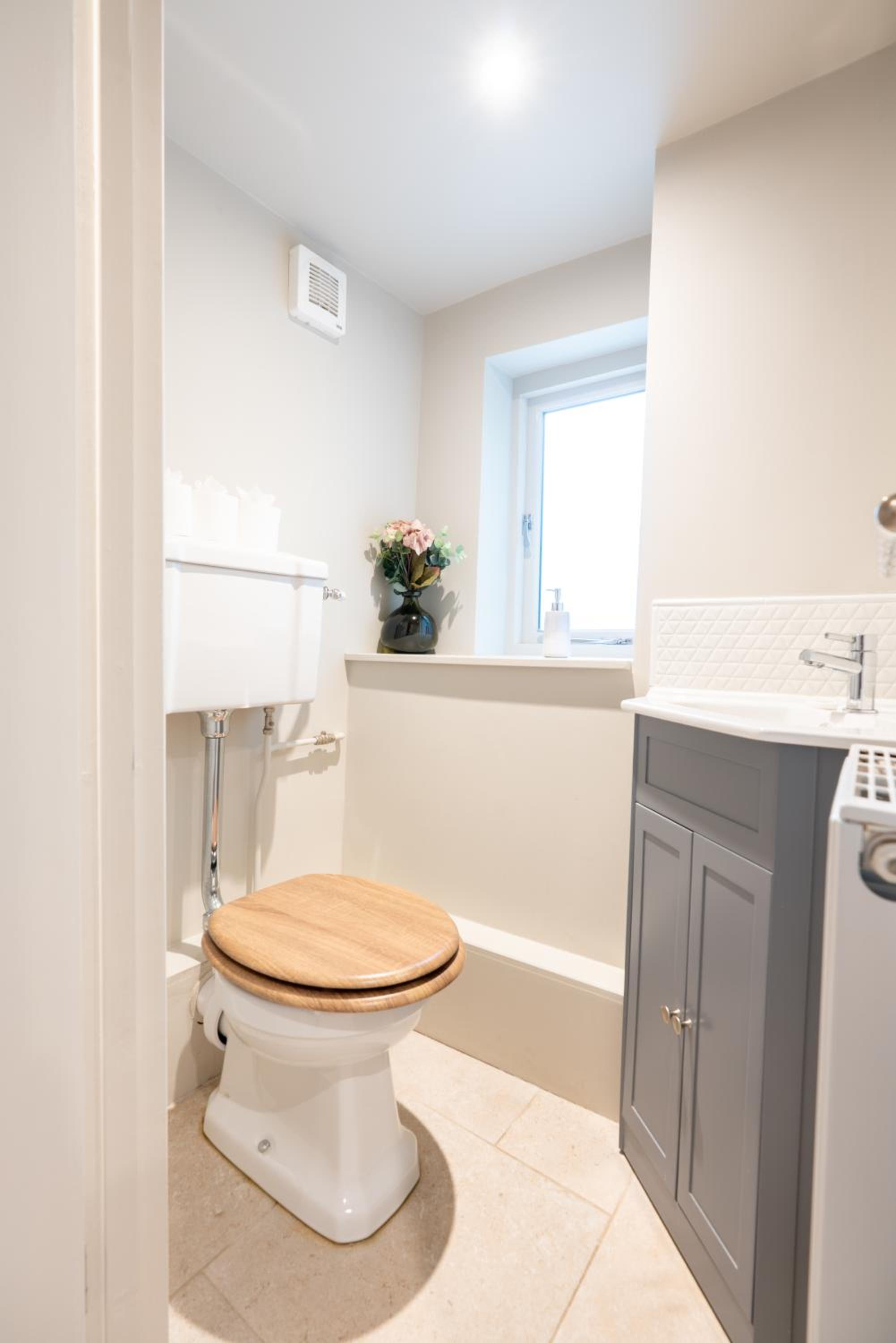 Spacious City-Centre House near Train Station & Business School, with Garden