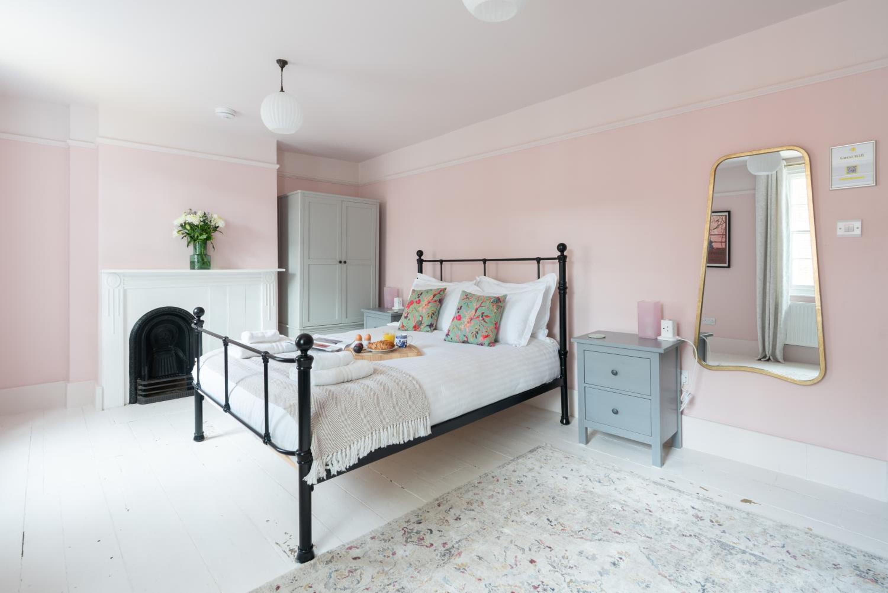 Spacious City-Centre House near Train Station & Business School, with Garden