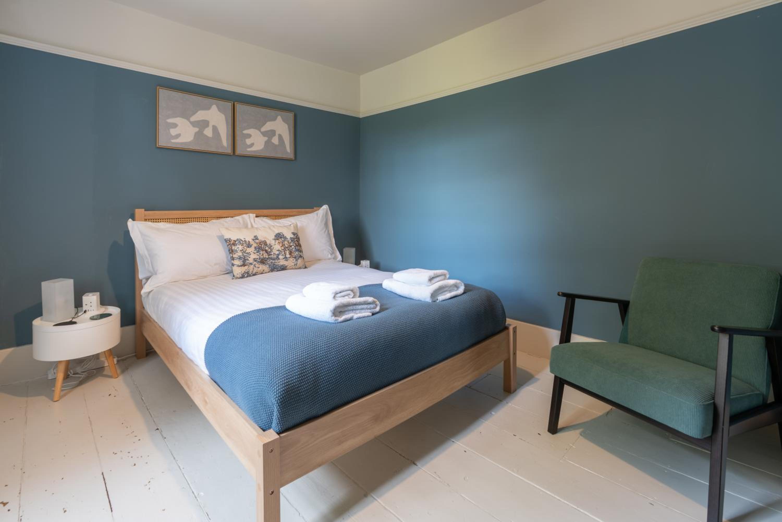 Spacious City-Centre House near Train Station & Business School, with Garden