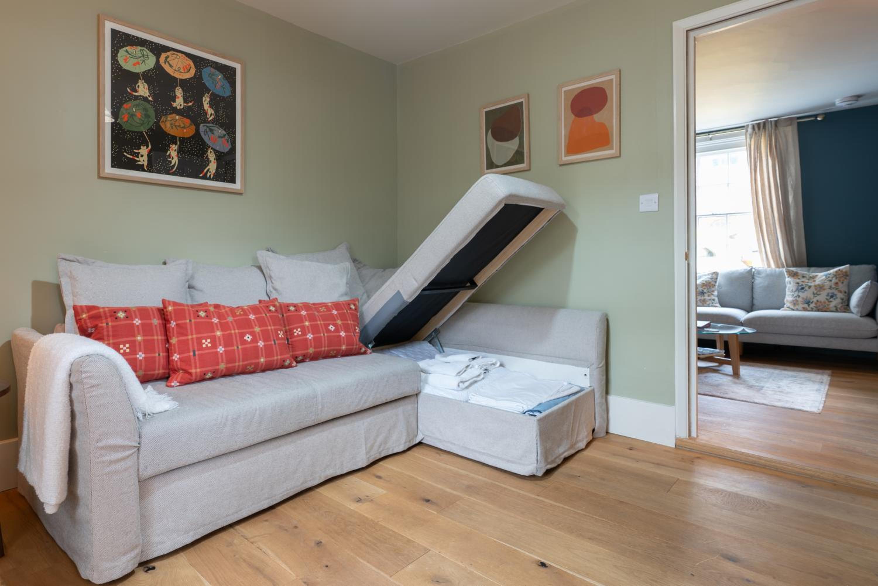 Spacious City-Centre House near Train Station & Business School, with Garden