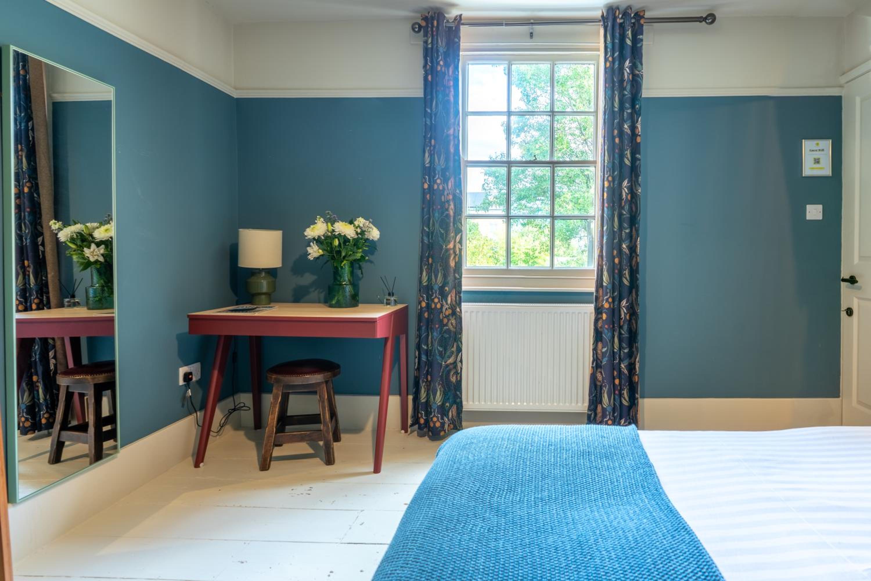 Spacious City-Centre House near Train Station & Business School, with Garden