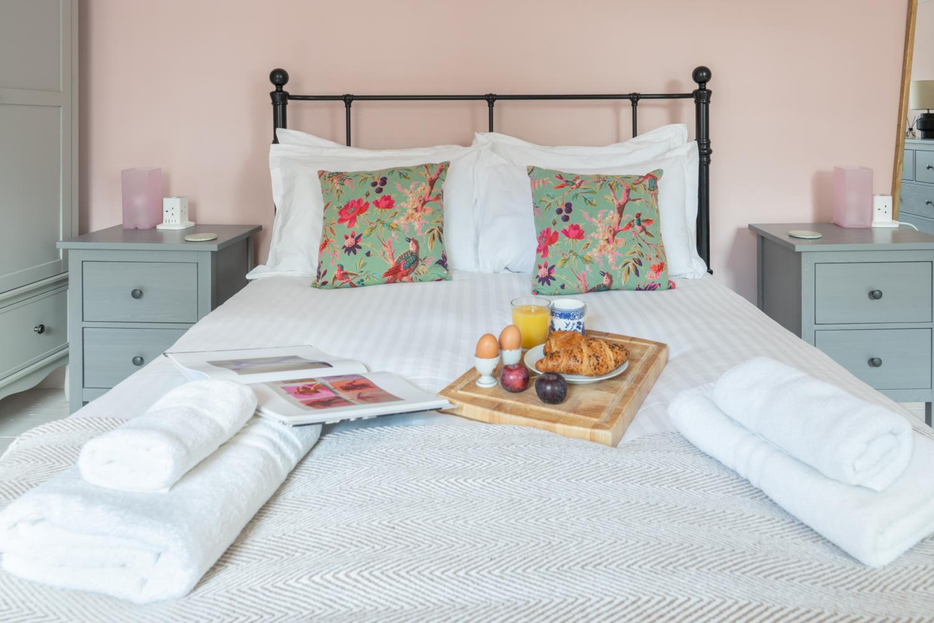 Spacious City-Centre House near Train Station & Business School, with Garden