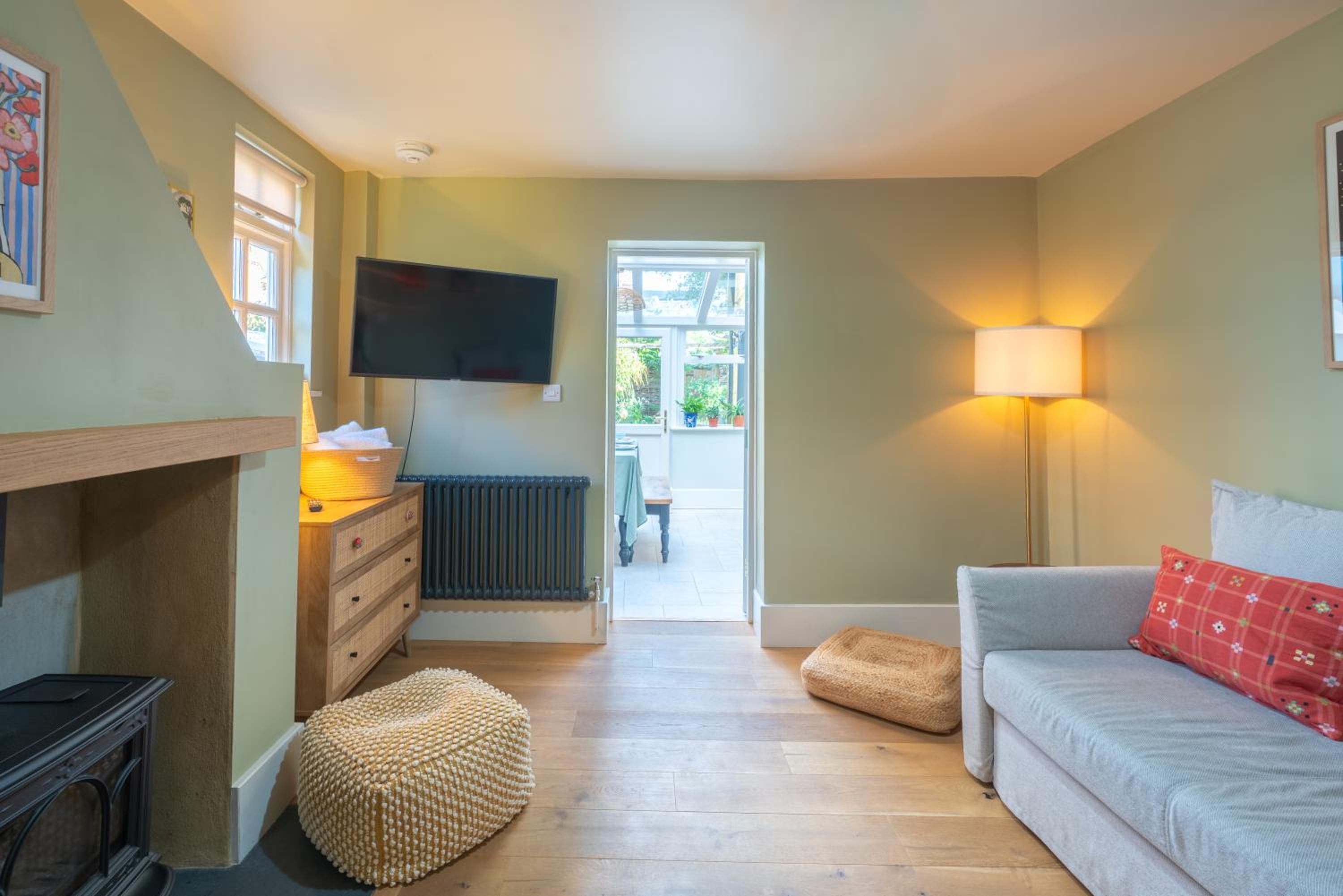 Spacious City-Centre House near Train Station & Business School, with Garden