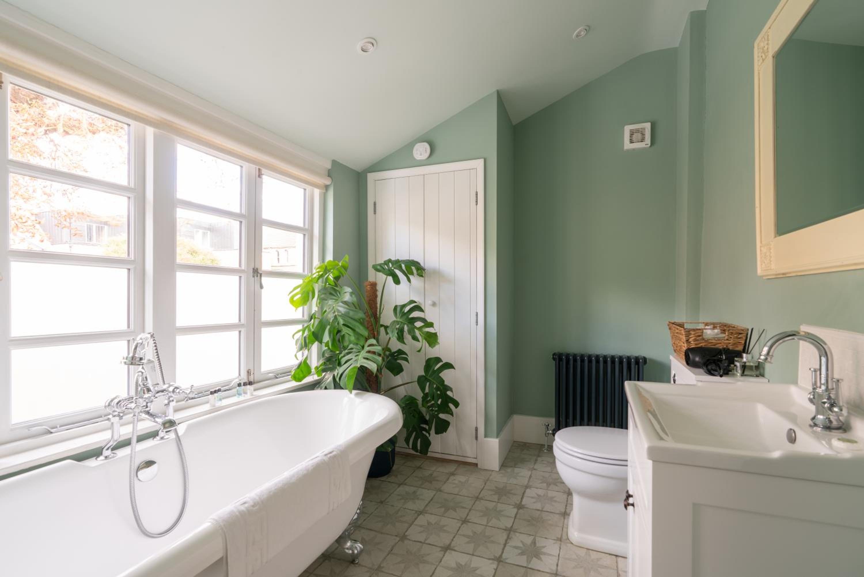 Spacious City-Centre House near Train Station & Business School, with Garden