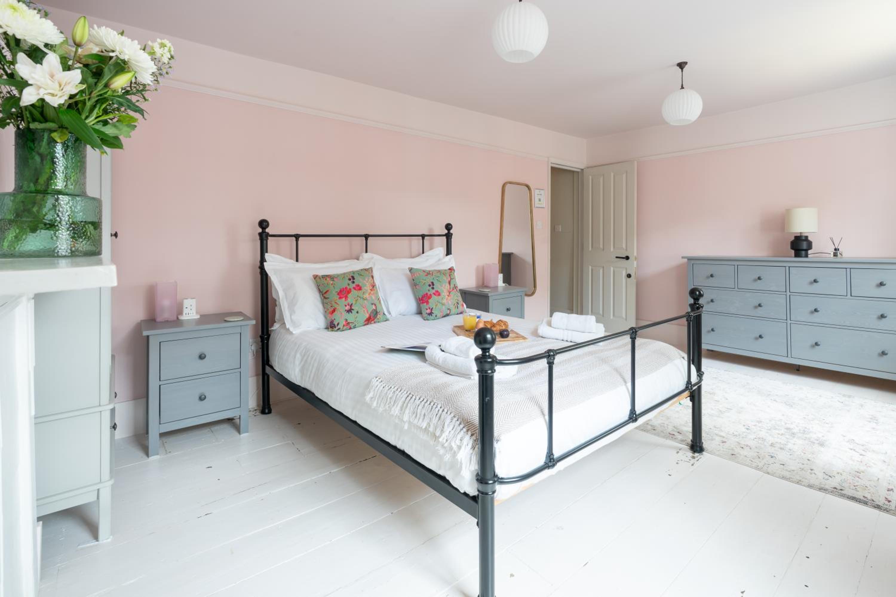 Spacious City-Centre House near Train Station & Business School, with Garden