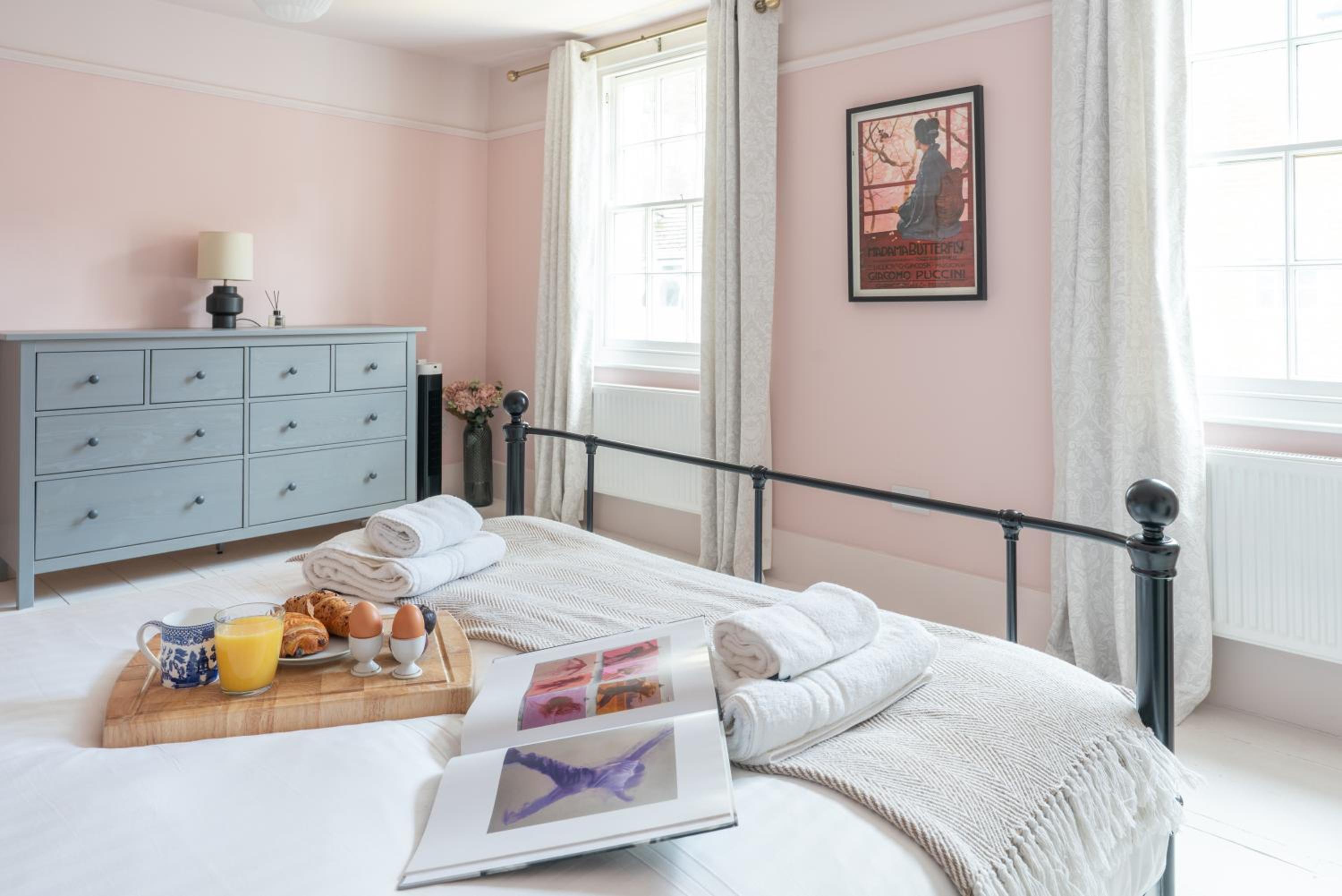 Spacious City-Centre House near Train Station & Business School, with Garden