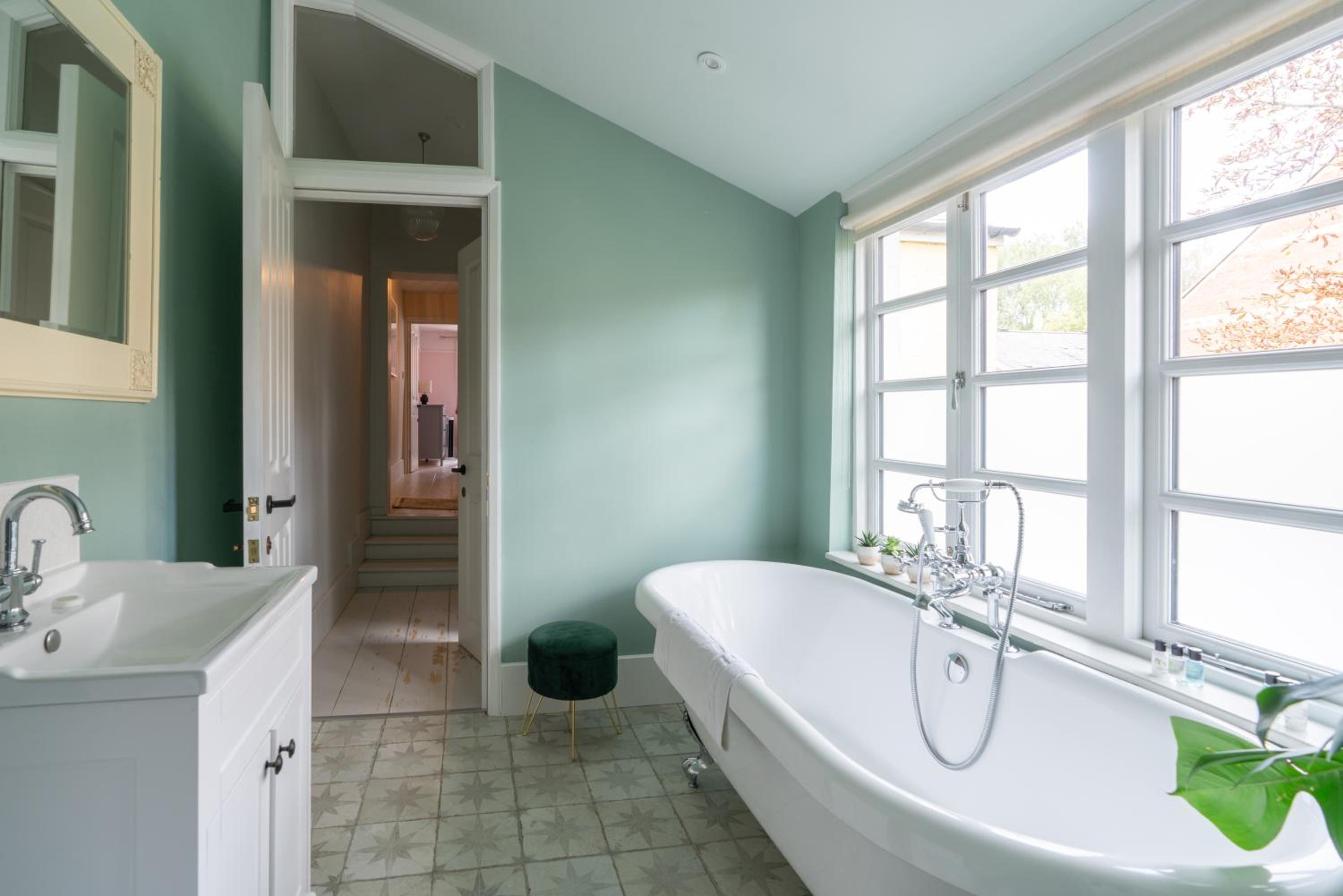 Spacious City-Centre House near Train Station & Business School, with Garden