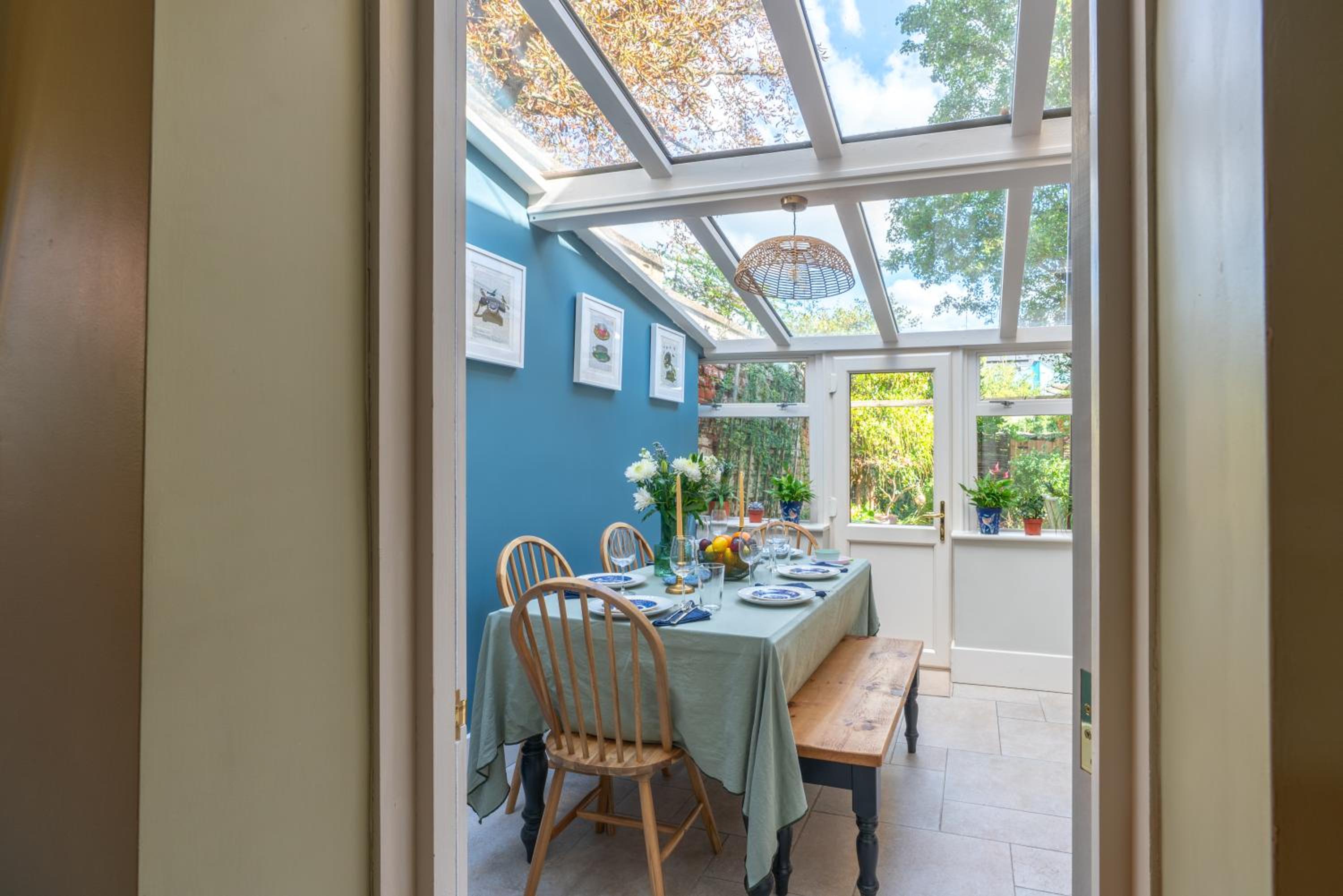 Spacious City-Centre House near Train Station & Business School, with Garden