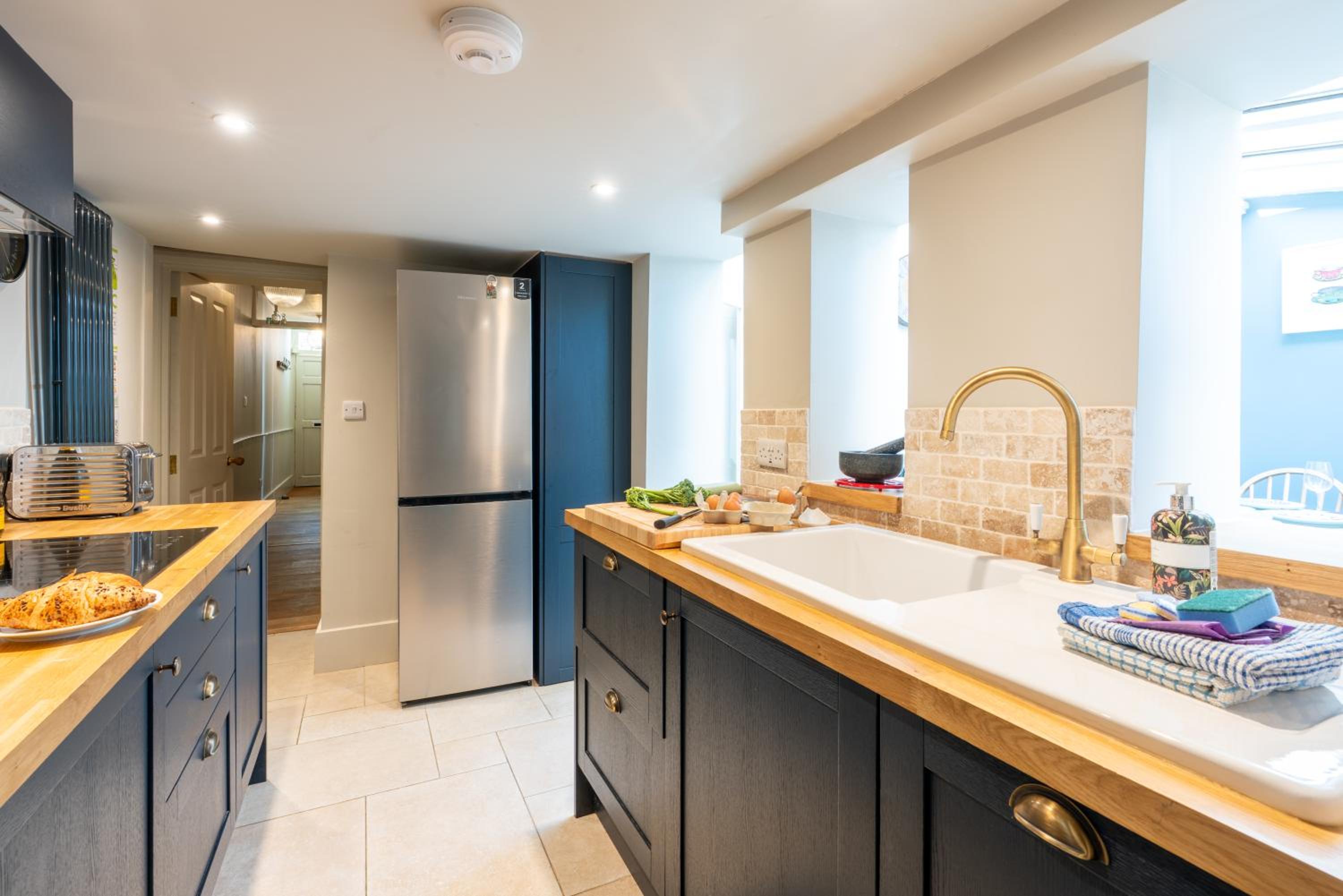 Spacious City-Centre House near Train Station & Business School, with Garden