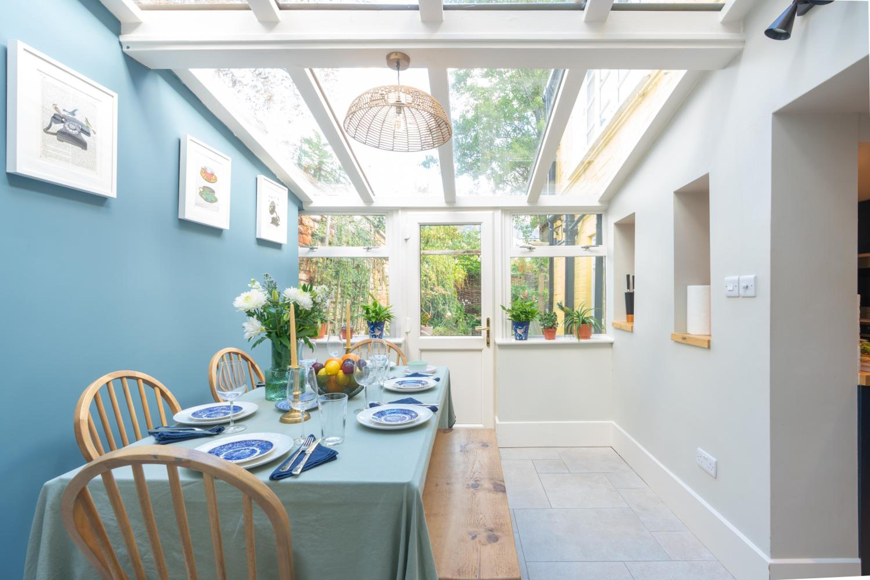 Spacious City-Centre House near Train Station & Business School, with Garden