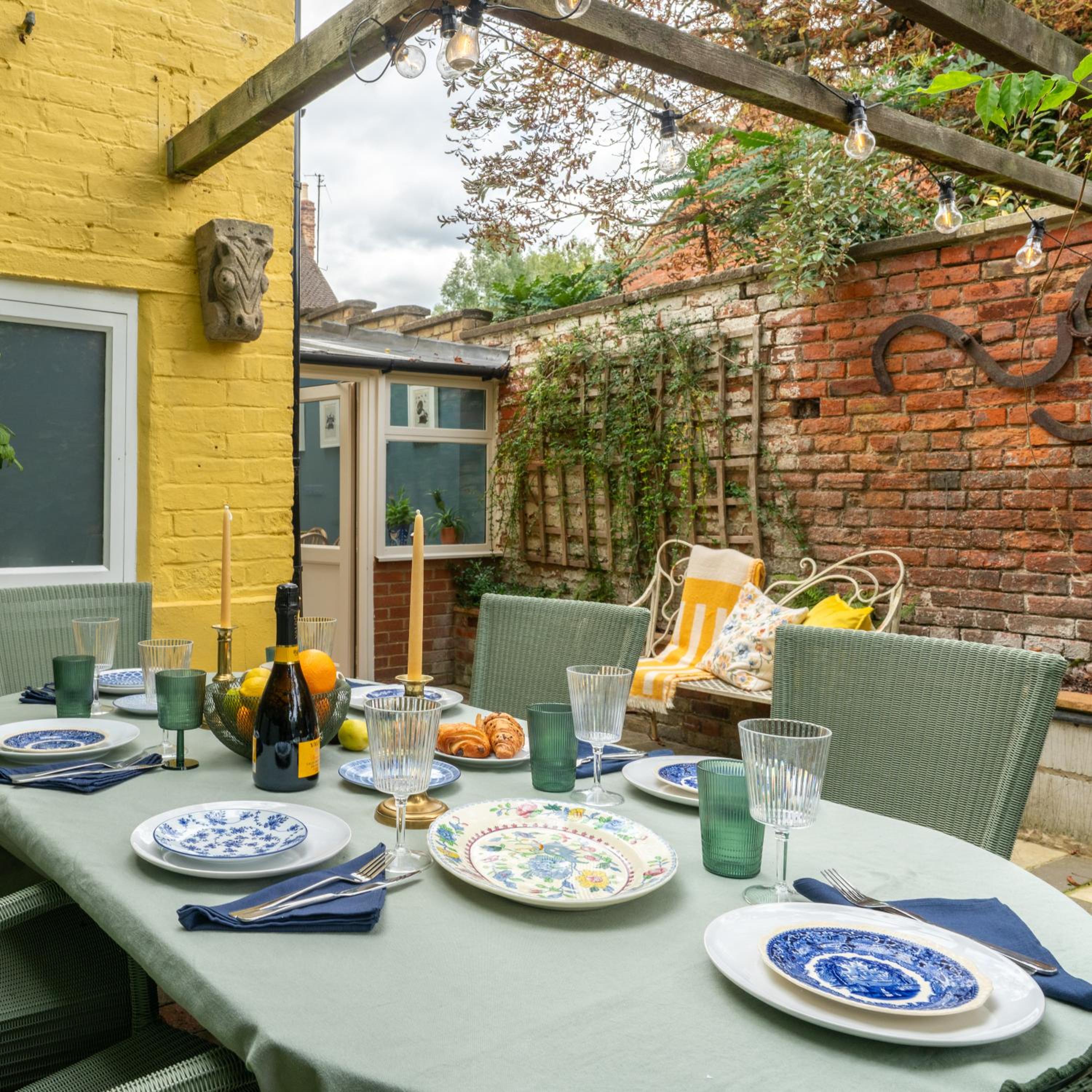 Spacious City-Centre House near Train Station & Business School, with Garden