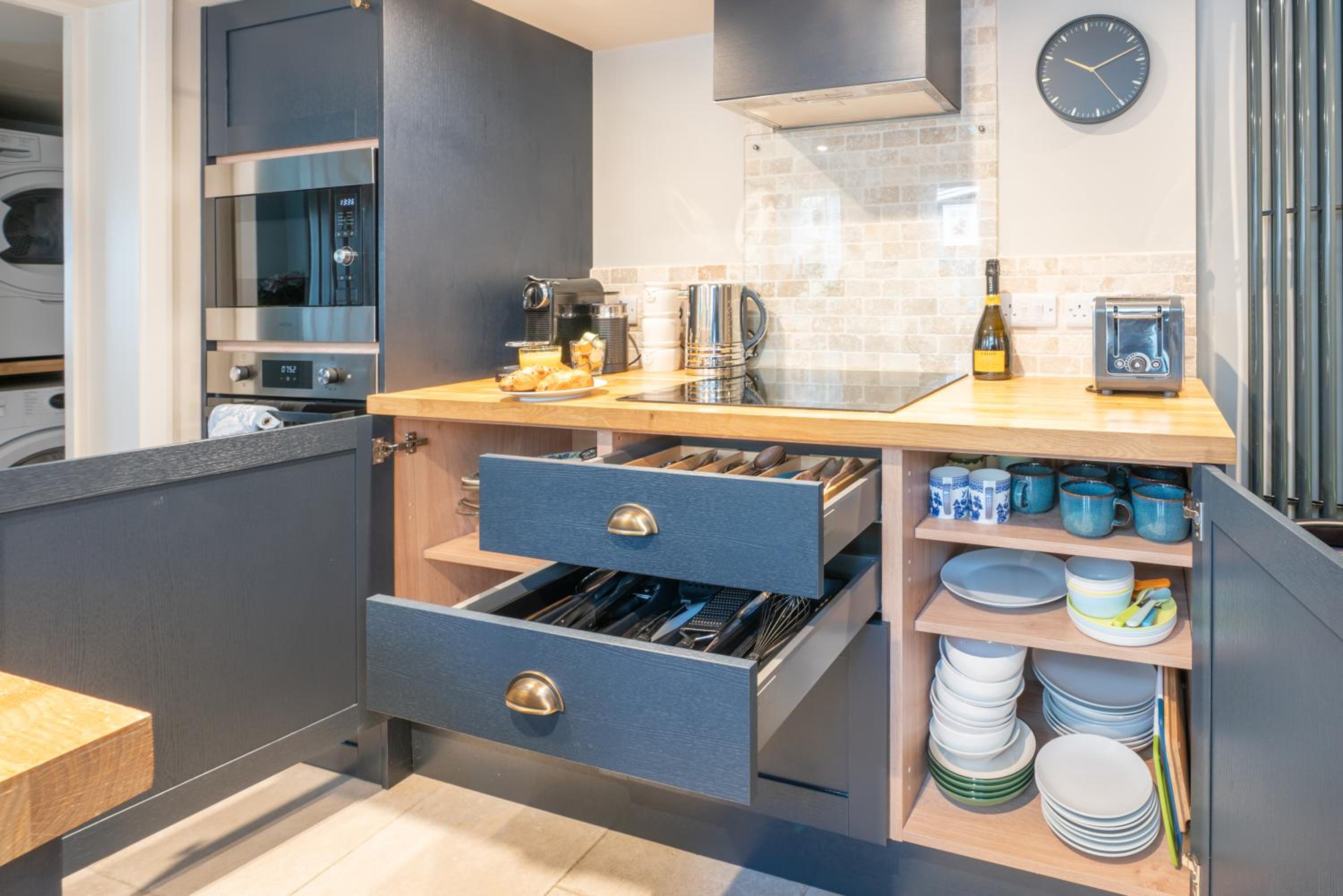 Spacious City-Centre House near Train Station & Business School, with Garden