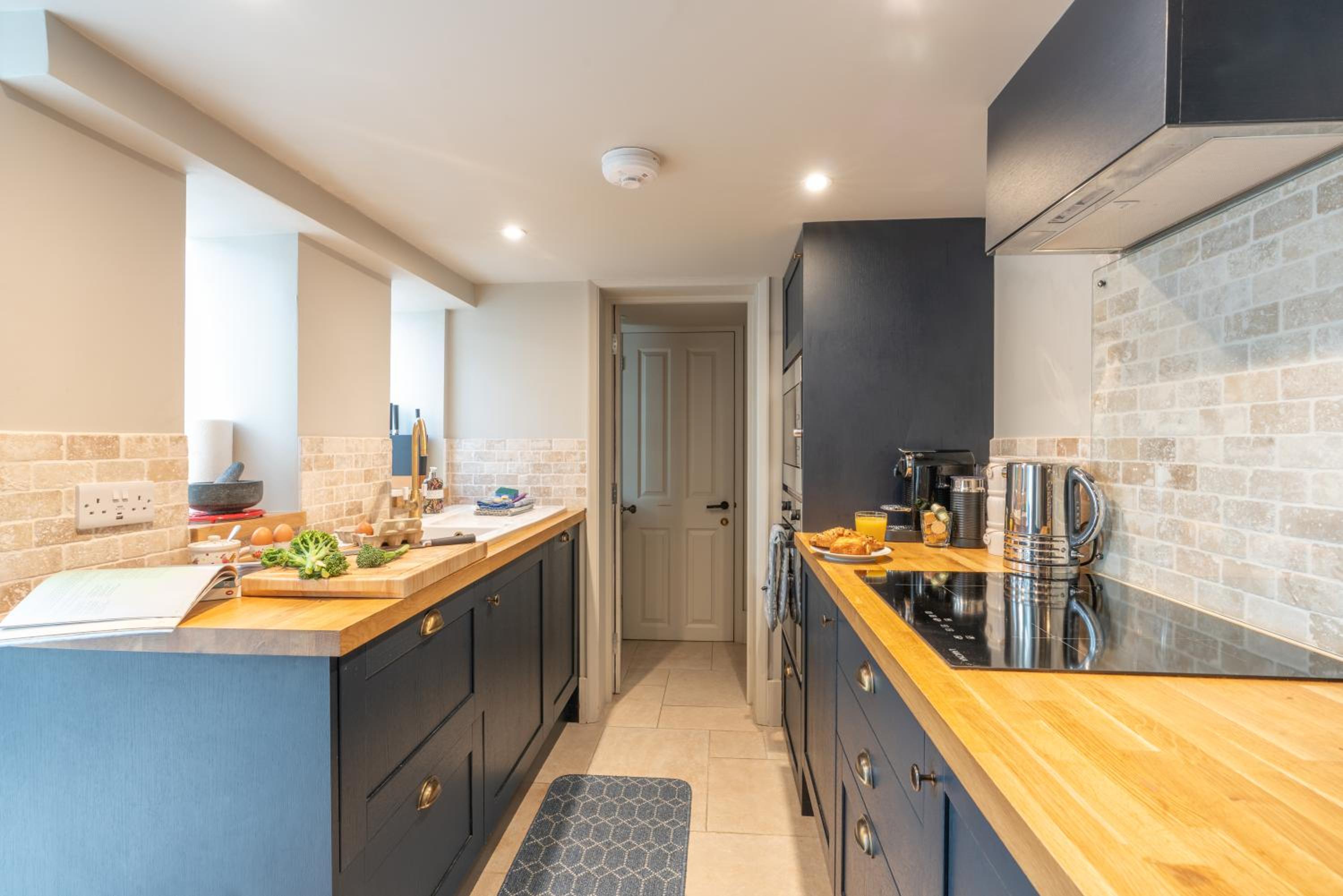 Spacious City-Centre House near Train Station & Business School, with Garden