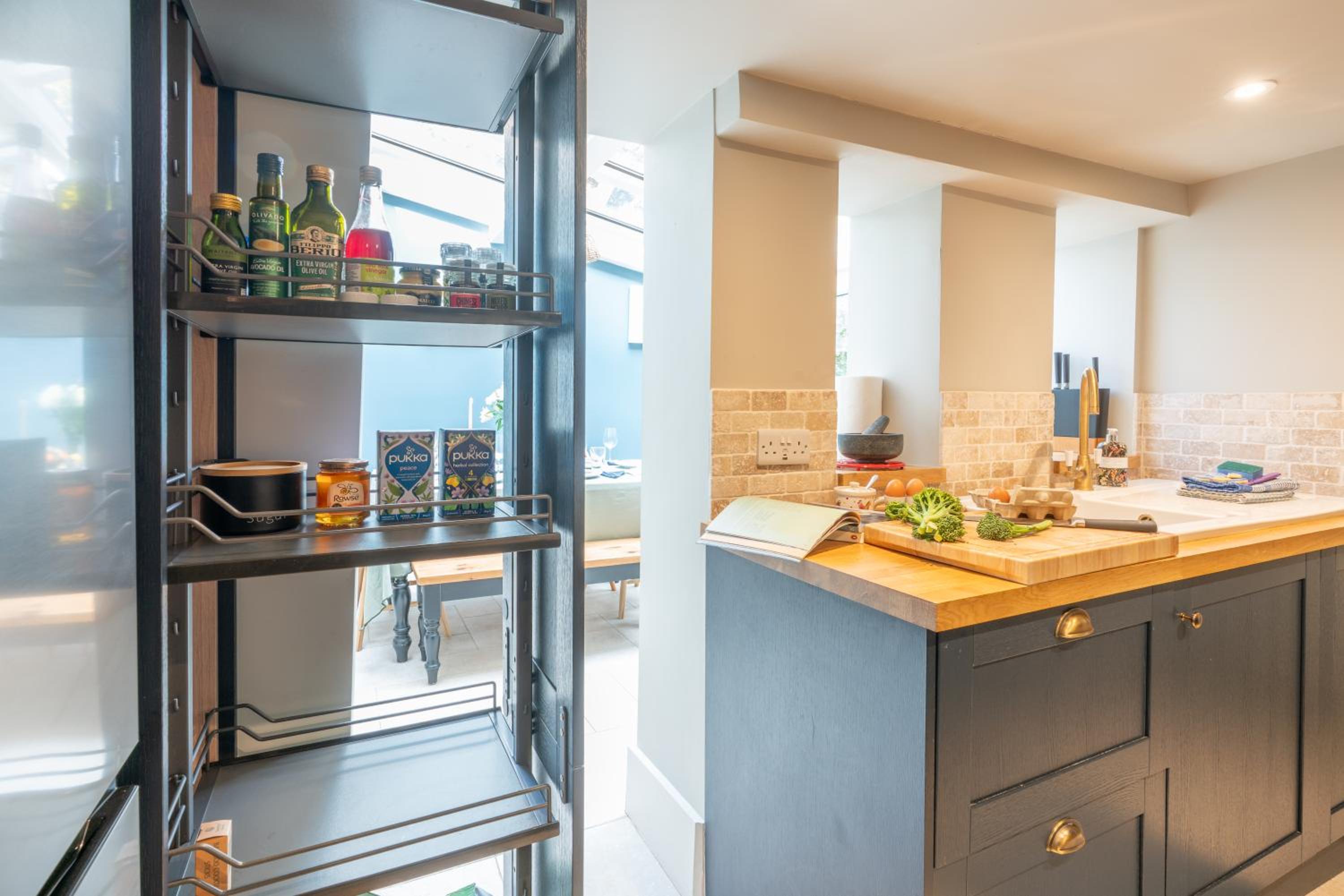 Spacious City-Centre House near Train Station & Business School, with Garden