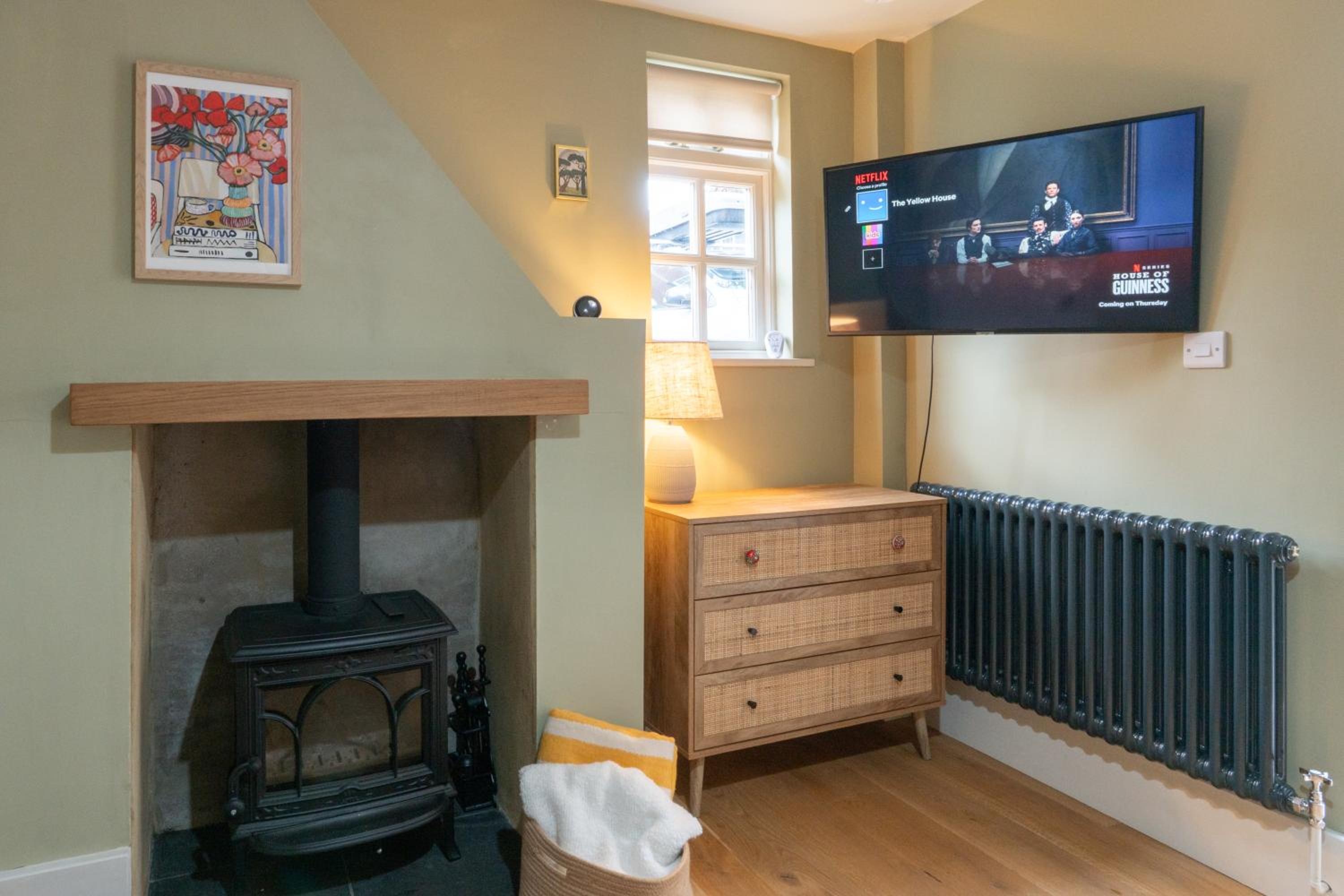 Spacious City-Centre House near Train Station & Business School, with Garden