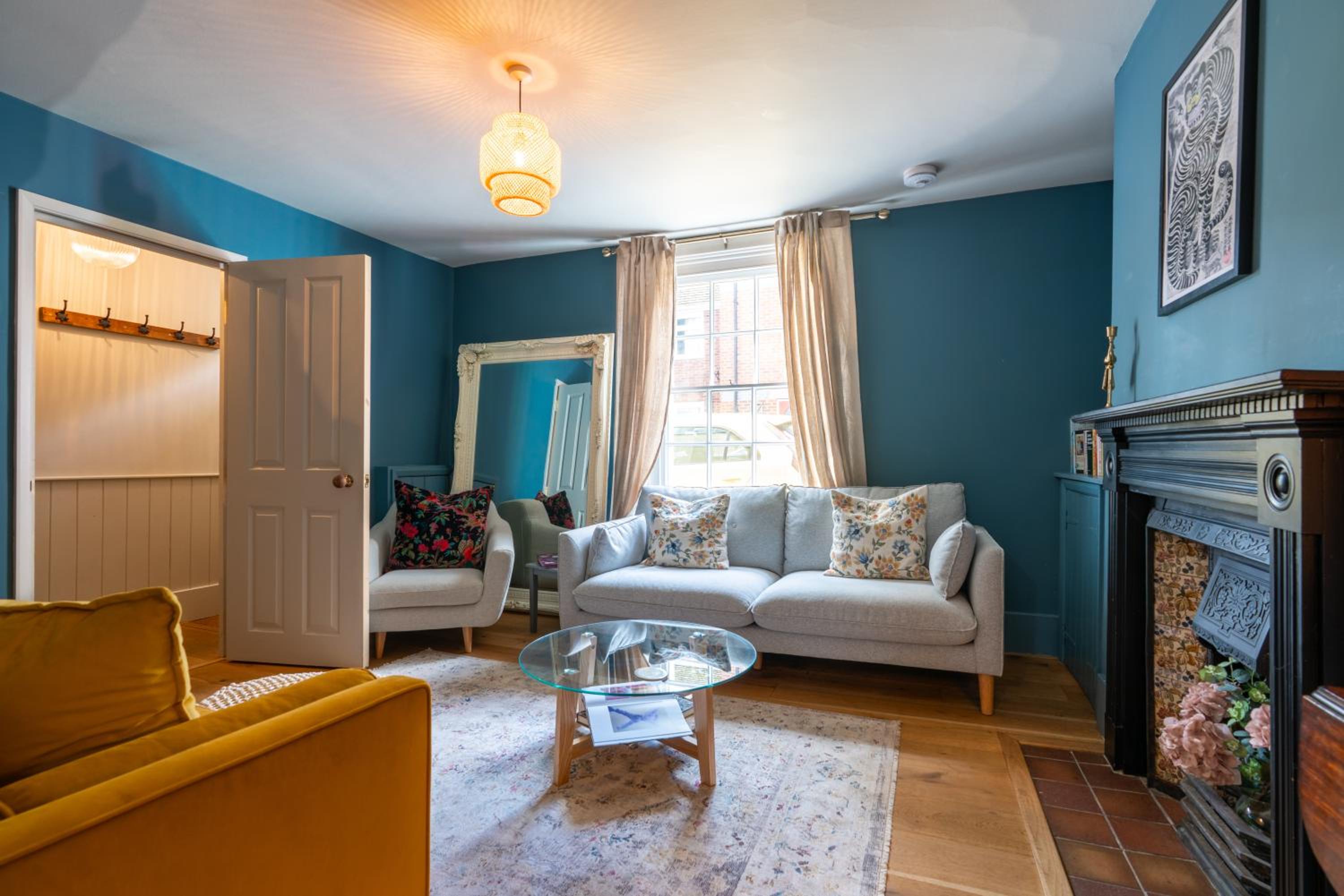 Spacious City-Centre House near Train Station & Business School, with Garden