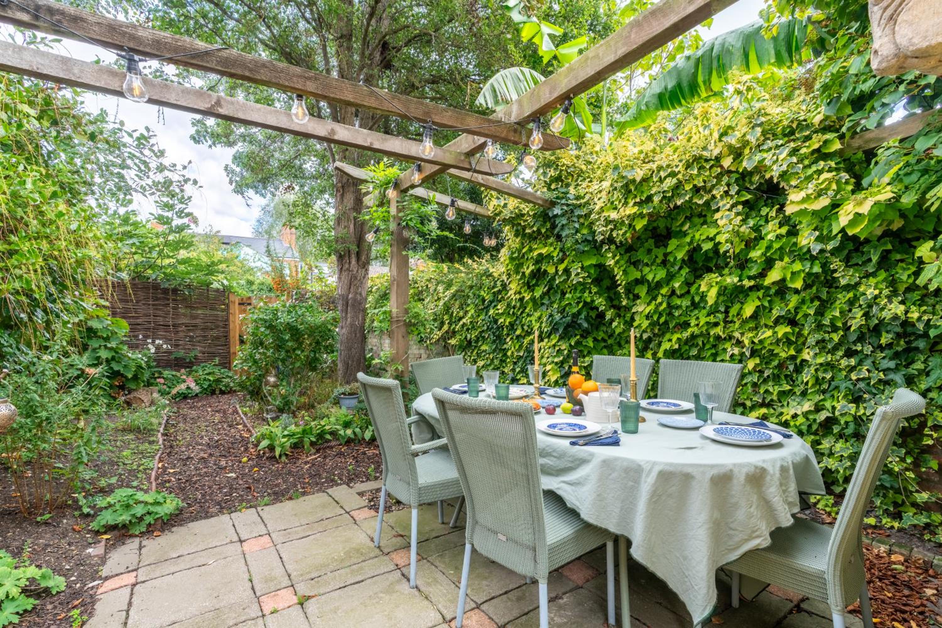 Spacious City-Centre House near Train Station & Business School, with Garden