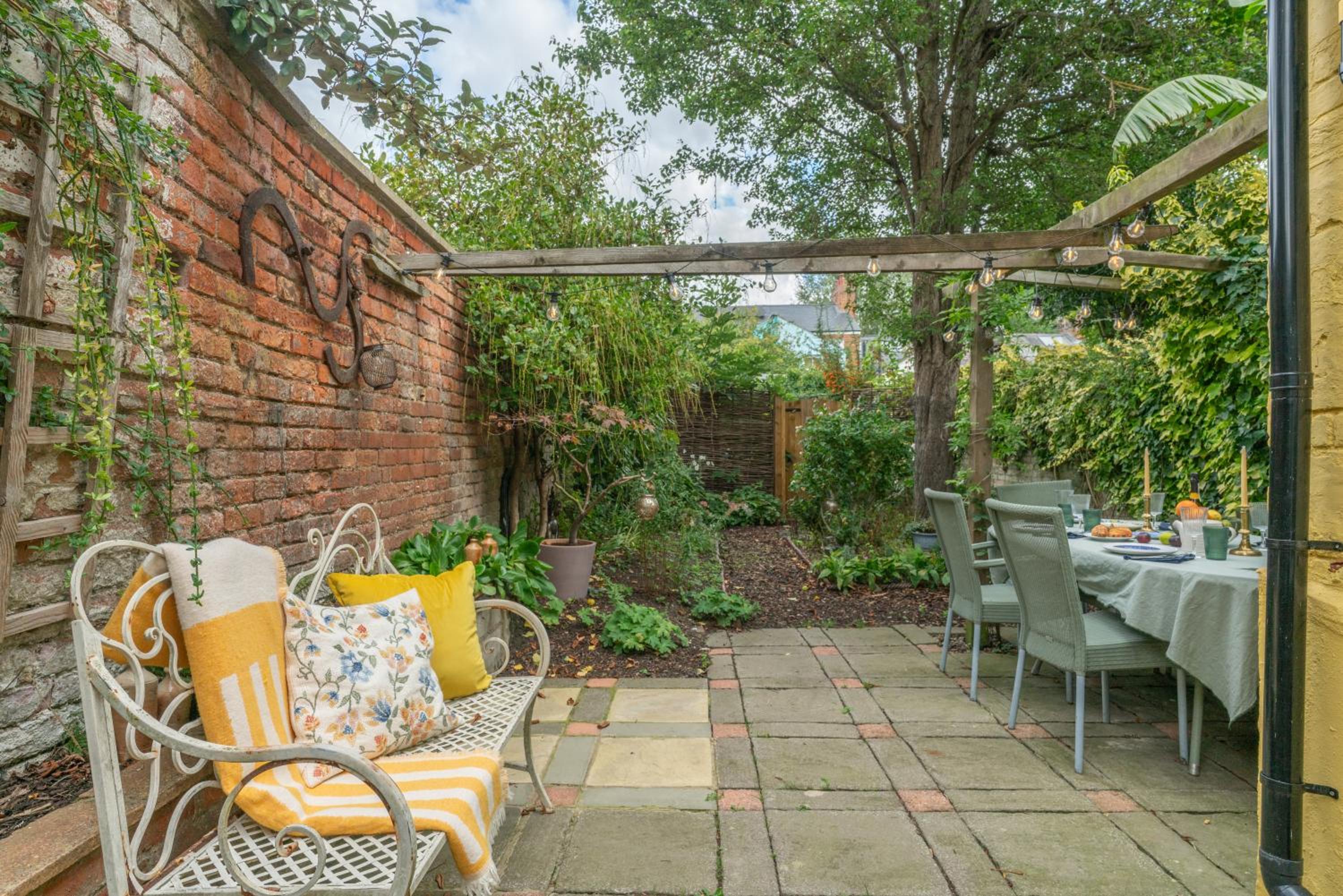 Spacious City-Centre House near Train Station & Business School, with Garden