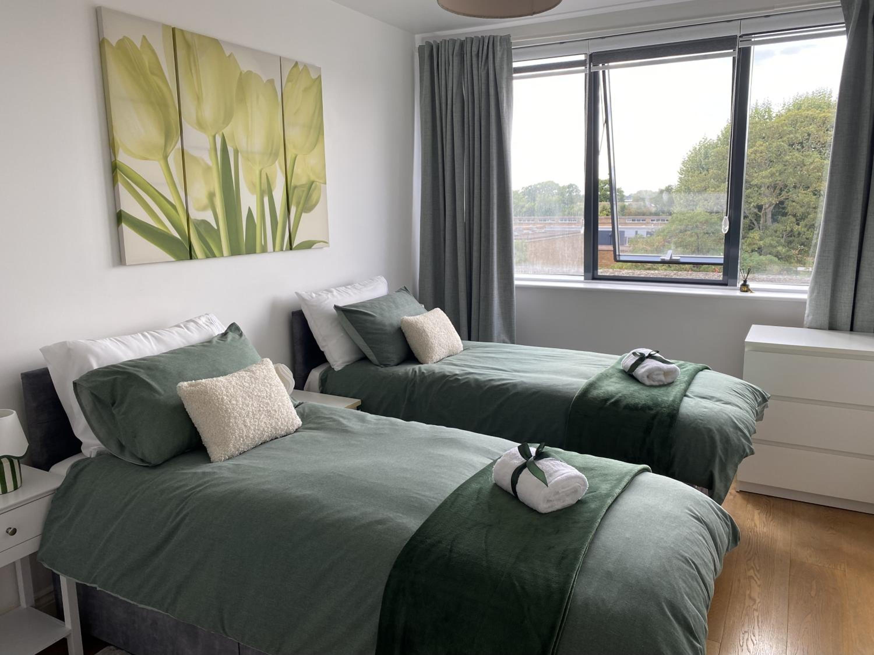 Executive North London Southgate Serviced Apartment - Contractors Ready