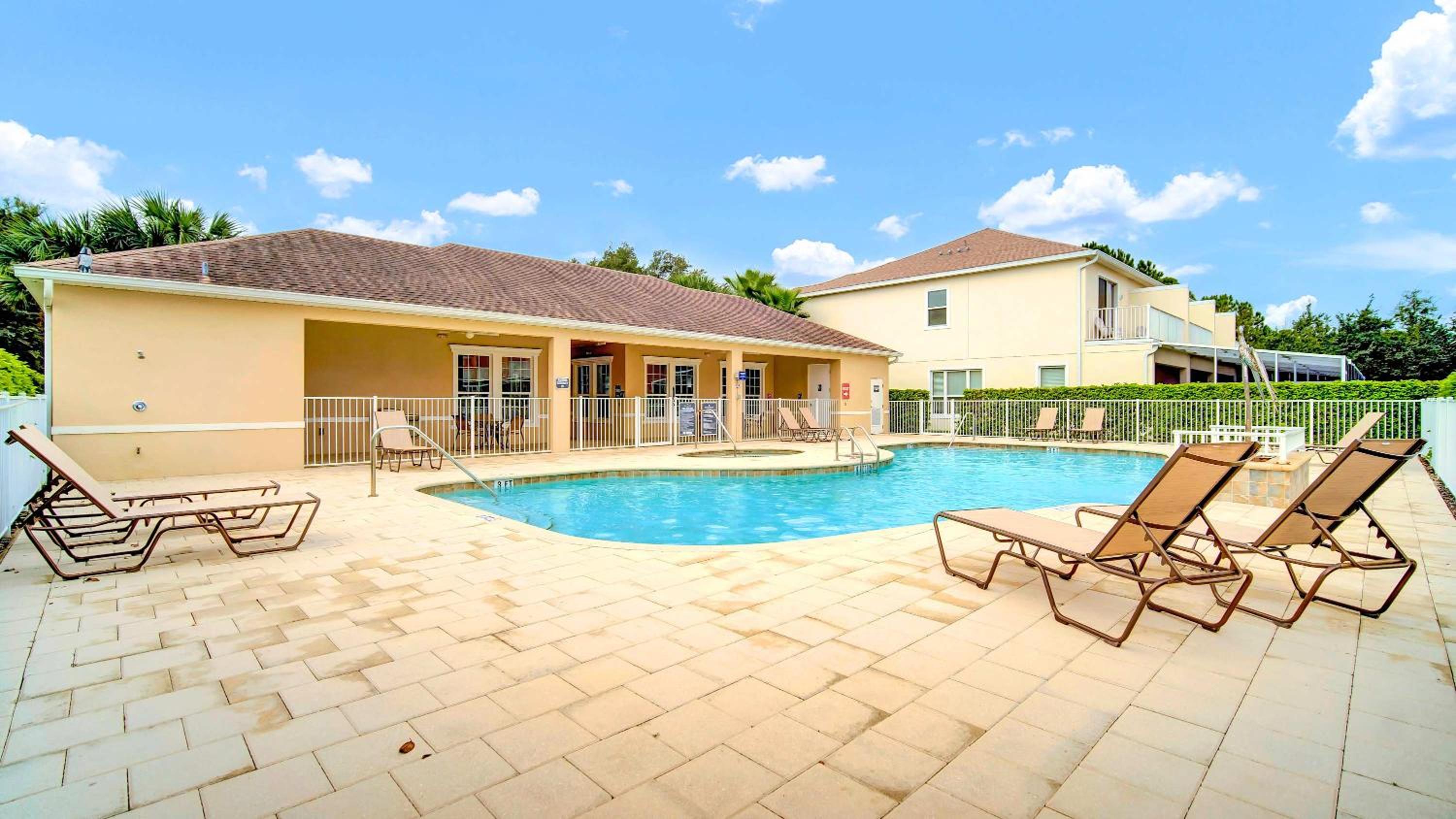Spacious 3BR with Clubhouses and Splash Fun