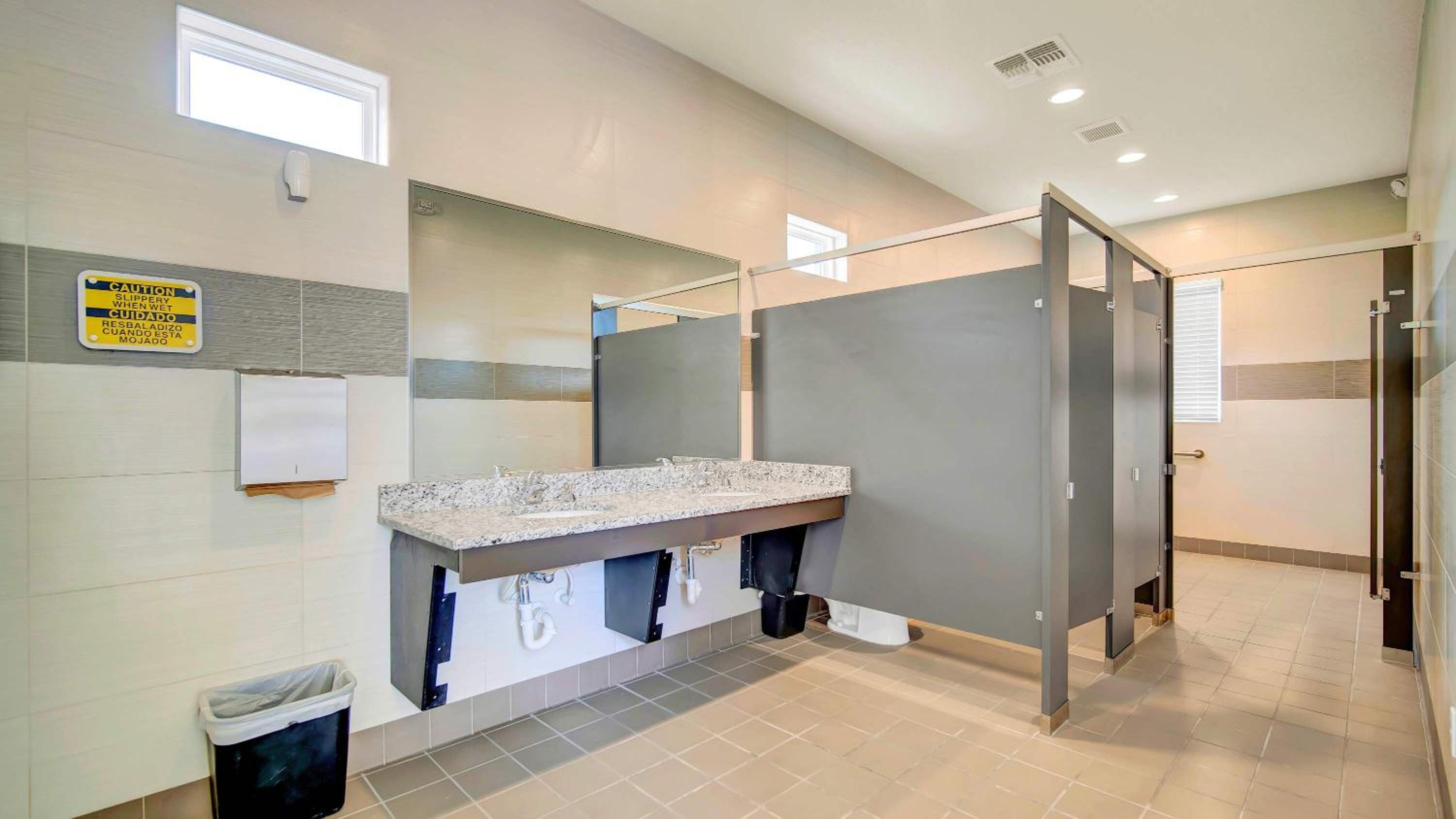 Spacious 3BR with Clubhouses and Splash Fun