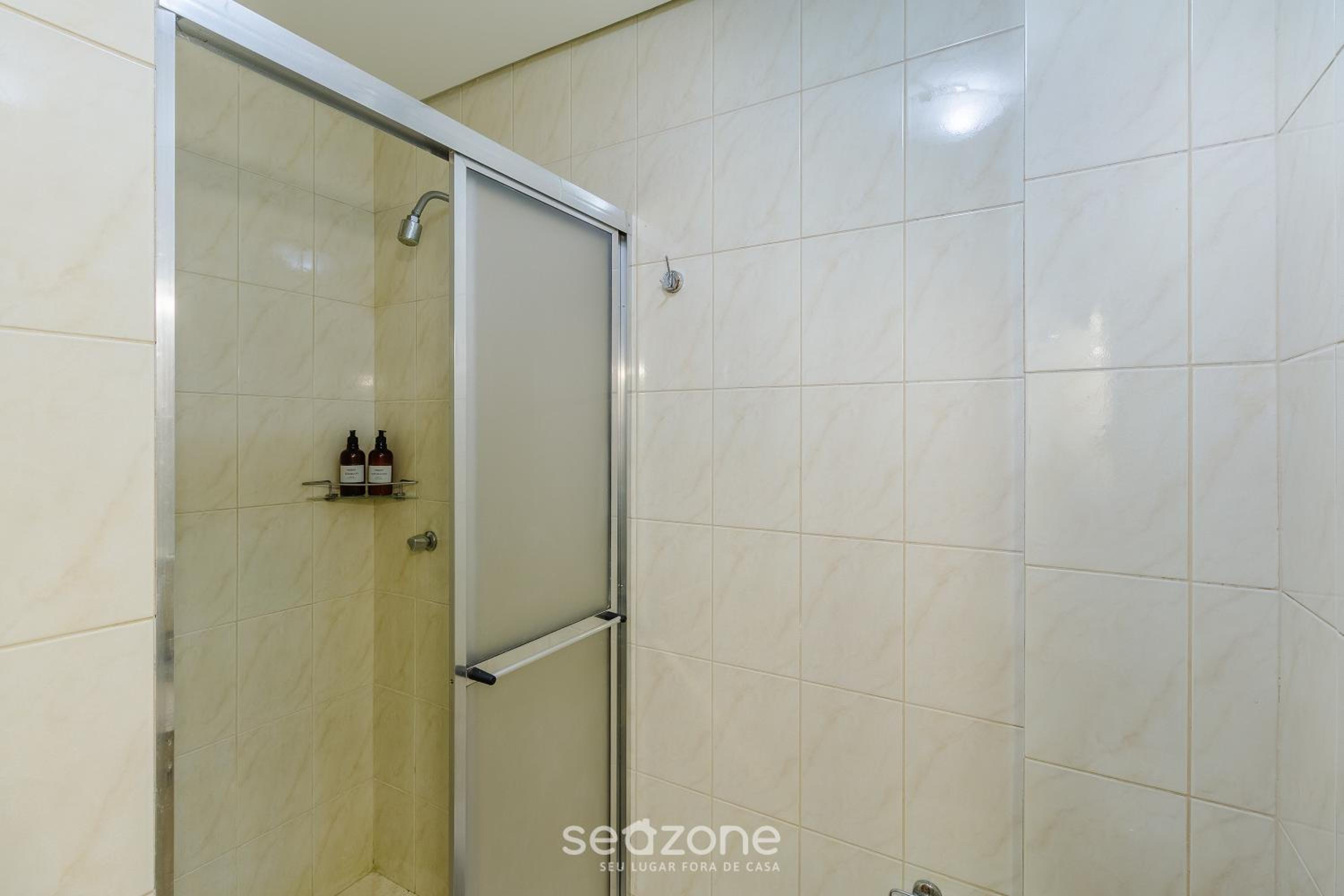 2BR Apt w/ BBQ & garage ROY0401