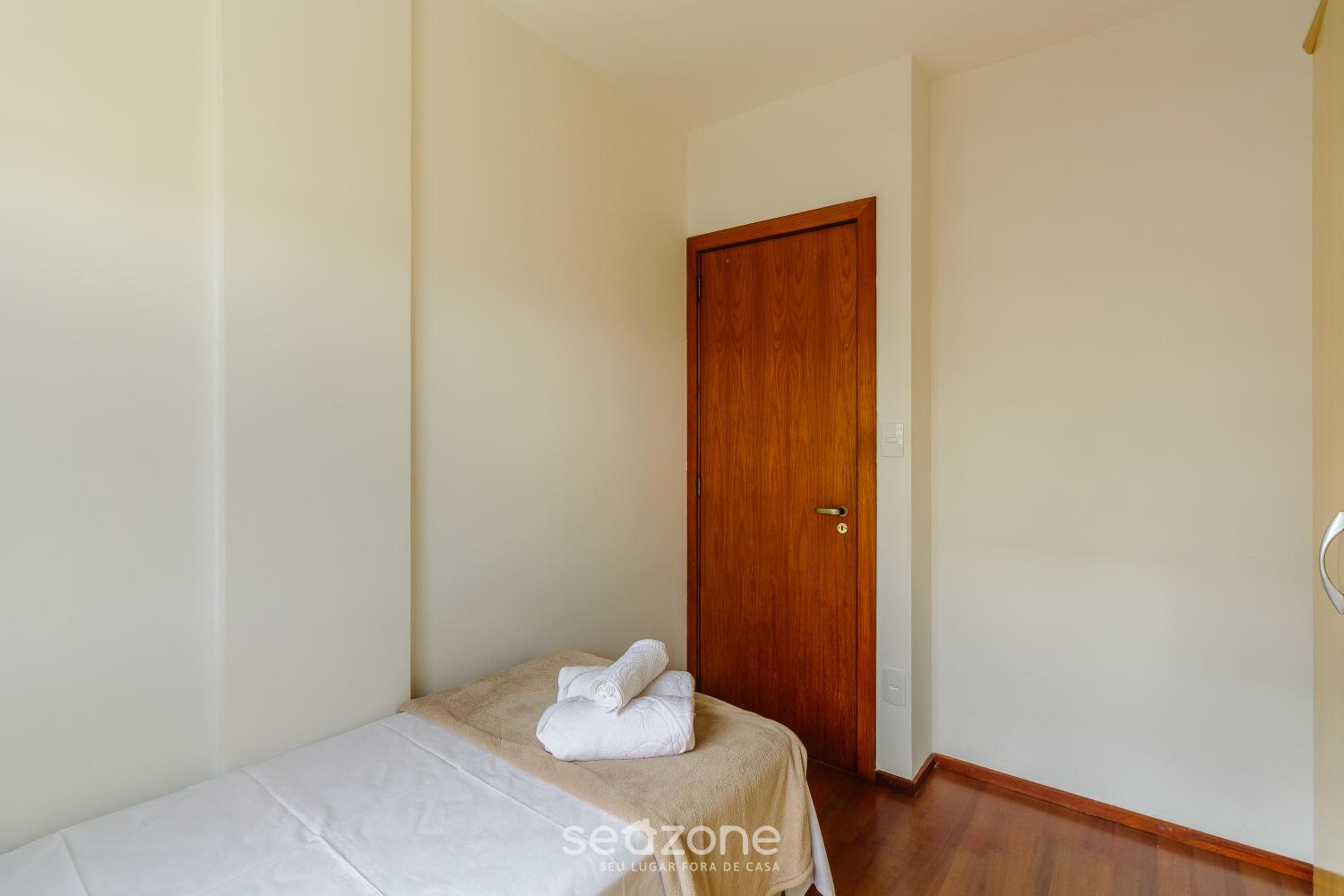 2BR Apt w/ BBQ & garage ROY0401