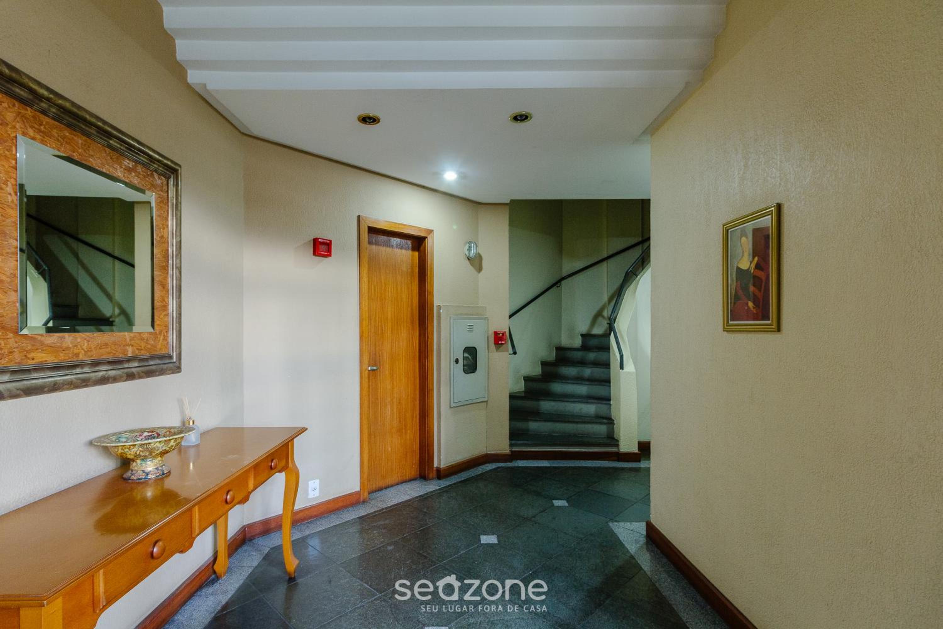 2BR Apt w/ BBQ & garage ROY0401