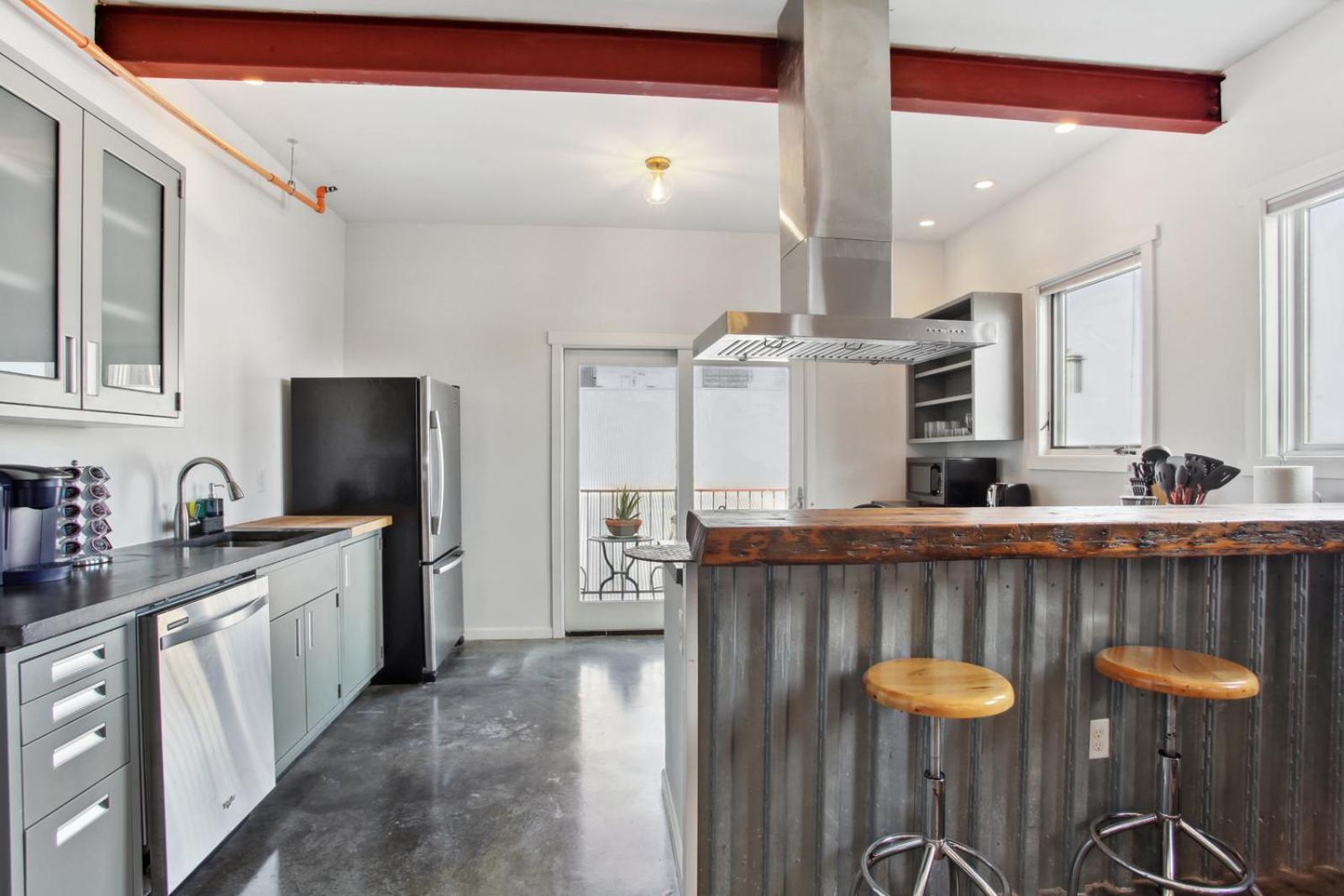 Warehouse District Lovely One Bedroom and Den