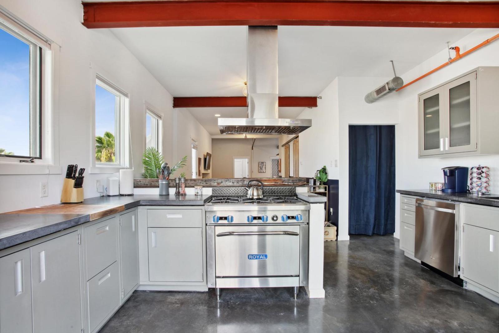 Warehouse District Lovely One Bedroom and Den