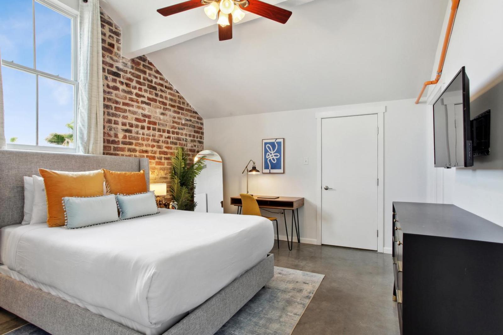 Warehouse District Lovely One Bedroom and Den