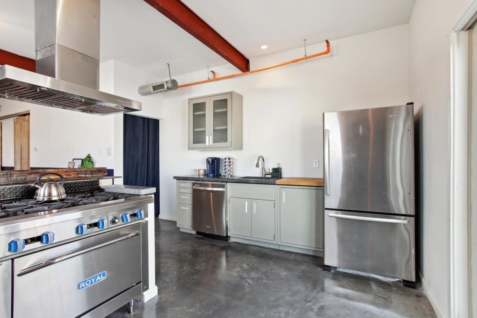 Warehouse District Lovely One Bedroom and Den