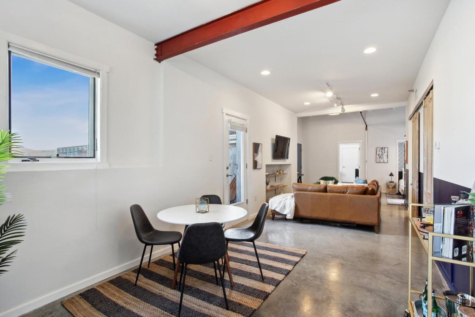 Warehouse District Lovely One Bedroom and Den
