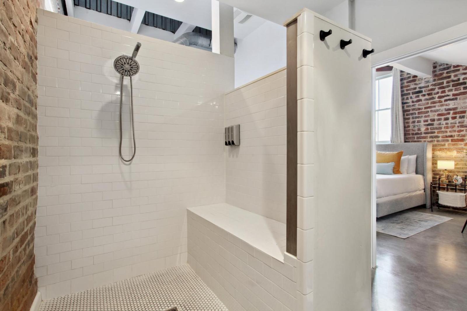 Warehouse District Lovely One Bedroom and Den