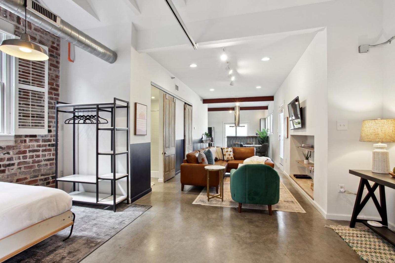 Warehouse District Lovely One Bedroom and Den